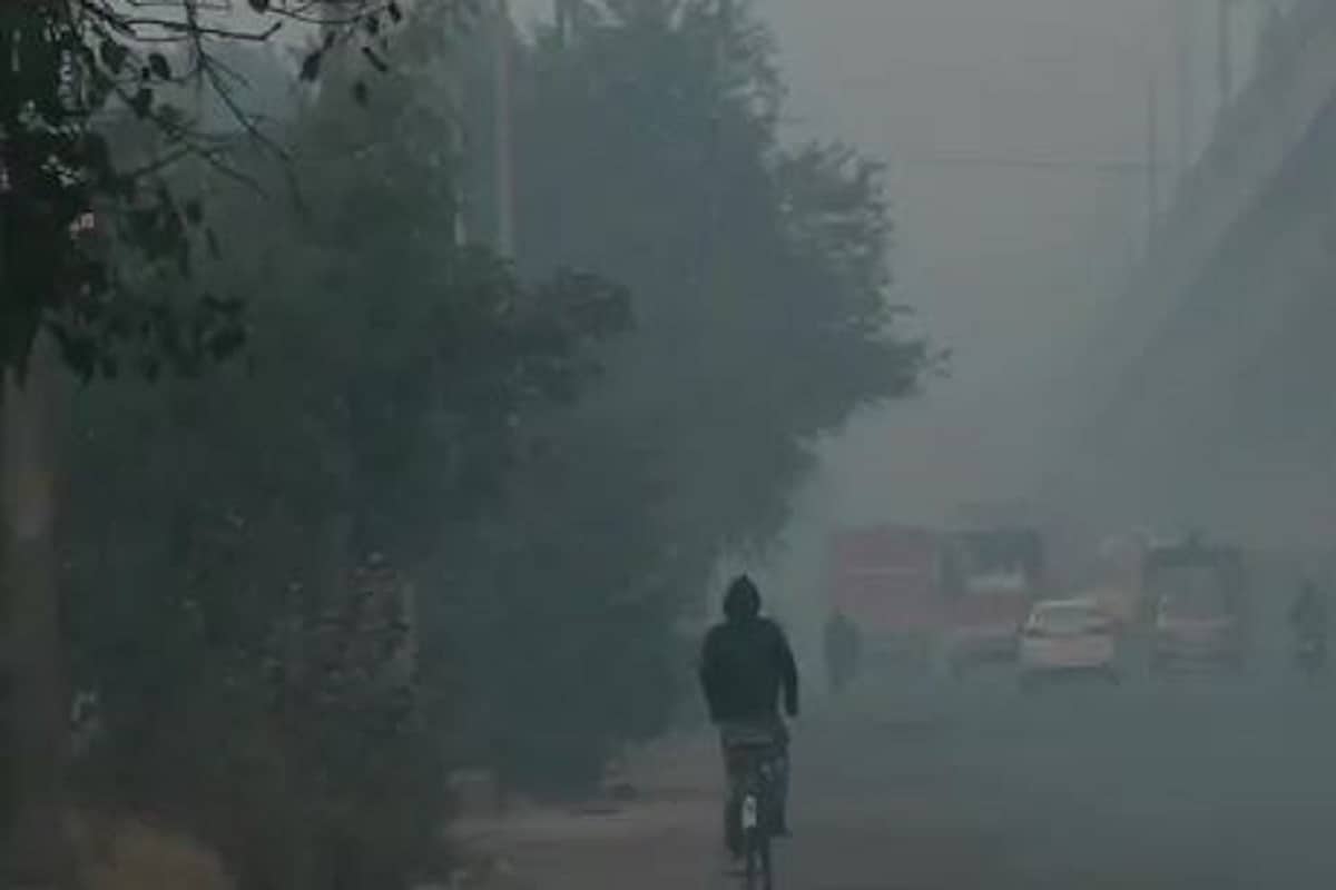 •মরশুমের শীতলতম দিন আজ, রবিবার। কলকাতায় সর্বনিম্ন তাপমাত্রা ১১.২ ডিগ্রি সেলসিয়াস। কলকাতায় এর আগে কনকনে ঠান্ডার স্পেলে তাপমাত্রা নেমেছিল ১২ ডিগ্রির নিচে। ২১ শে ডিসেম্বর সর্বনিম্ন তাপমাত্রা পৌঁছেছিল ১১.৪ ডিগ্রি সেলসিয়াসে। রবিবার কলকাতার পারদ নেমে গেল আরও নিচে। •মরশুমের শীতলতম দিন আজ, রবিবার। কলকাতায় সর্বনিম্ন তাপমাত্রা ১১.২ ডিগ্রি সেলসিয়াস। কলকাতায় এর আগে কনকনে ঠান্ডার স্পেলে তাপমাত্রা নেমেছিল ১২ ডিগ্রির নিচে। ২১ শে ডিসেম্বর সর্বনিম্ন তাপমাত্রা পৌঁছেছিল ১১.৪ ডিগ্রি সেলসিয়াসে। রবিবার কলকাতার পারদ নেমে গেল আরও নিচে।