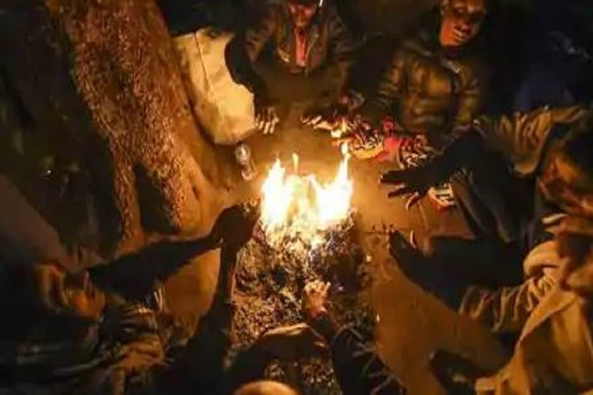 •আবহাওয়া অধিদফতরের মতে দিল্লিতে তাপমাত্রা আরও কমতে থাকবে। বুধবার সর্বনিম্ন তাপমাত্রা প্রায় ৩ ডিগ্রি সেলসিয়াস এবং শুক্রবারের মধ্যে এটি পাঁচ ডিগ্রি সেলসিয়াসের নিচে থাকবে বলে আশা করা হচ্ছে। আইএমডির আঞ্চলিক পূর্বাভাস কেন্দ্রের প্রধান কুলদীপ শ্রীবাস্তব জানান যে, দিল্লির মতো ছোট অঞ্চলে যদি একদিনের জন্য তাপমাত্রা ১০ ডিগ্রি সেলসিয়াসের চেয়ে কম হয় বা টানা দুই দিনের জন্য স্বাভাবিকের চেয়ে ৪.৫ ডিগ্রি সেলসিয়াস কম থাকে৷ •আবহাওয়া অধিদফতরের মতে দিল্লিতে তাপমাত্রা আরও কমতে থাকবে। বুধবার সর্বনিম্ন তাপমাত্রা প্রায় ৩ ডিগ্রি সেলসিয়াস এবং শুক্রবারের মধ্যে এটি পাঁচ ডিগ্রি সেলসিয়াসের নিচে থাকবে বলে আশা করা হচ্ছে। আইএমডির আঞ্চলিক পূর্বাভাস কেন্দ্রের প্রধান কুলদীপ শ্রীবাস্তব জানান যে, দিল্লির মতো ছোট অঞ্চলে যদি একদিনের জন্য তাপমাত্রা ১০ ডিগ্রি সেলসিয়াসের চেয়ে কম হয় বা টানা দুই দিনের জন্য স্বাভাবিকের চেয়ে ৪.৫ ডিগ্রি সেলসিয়াস কম থাকে৷
