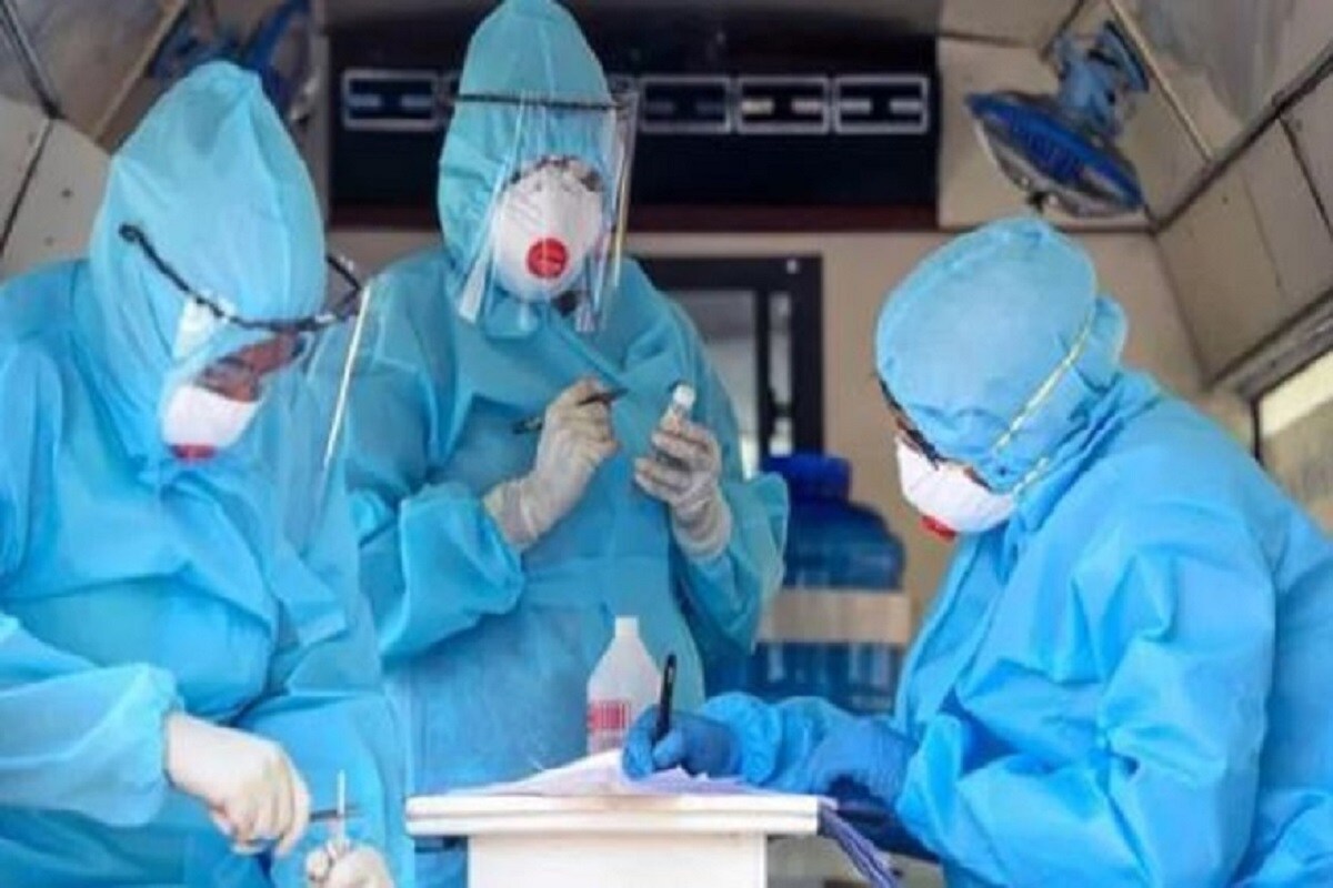 •Rapid antigen test- US Food And Drug Administration অনুযায়ী, যদি শরীরে অ্যান্টিজেন (SARS-CoV-2 প্রোটিন) থেকে থাকে, তা হলে এই পদ্ধতিতে তা ধরা পড়ে। পরীক্ষাটি করতে মাত্র ১৫ থেকে ৩০ মিনিট সময় লাগে। তবে, এটি COVID 19 নির্ণয় করতে সব সময় পারে না। অনেক সময়ে ভুল রিপোর্টও আসতে পারে। সাধারণত, Rapid Antigen টেস্ট করার পর আবার RT-PCR টেস্ট করে নিশ্চিত হয়ে নেওয়া যায়। •Rapid antigen test- US Food And Drug Administration অনুযায়ী, যদি শরীরে অ্যান্টিজেন (SARS-CoV-2 প্রোটিন) থেকে থাকে, তা হলে এই পদ্ধতিতে তা ধরা পড়ে। পরীক্ষাটি করতে মাত্র ১৫ থেকে ৩০ মিনিট সময় লাগে। তবে, এটি COVID 19 নির্ণয় করতে সব সময় পারে না। অনেক সময়ে ভুল রিপোর্টও আসতে পারে। সাধারণত, Rapid Antigen টেস্ট করার পর আবার RT-PCR টেস্ট করে নিশ্চিত হয়ে নেওয়া যায়।
