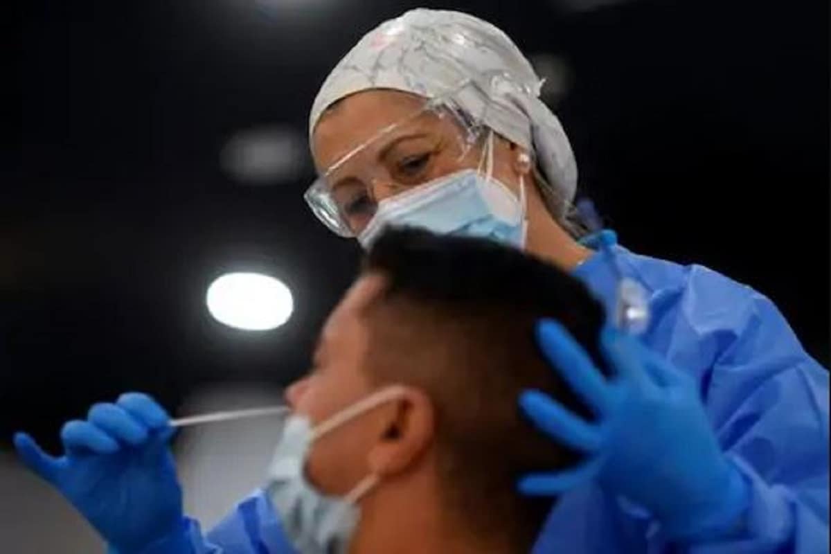 •করোনা (Coronavirus) সংক্রমণ রুখতে প্রয়োজন সঠিক টেস্ট বা ভাইরাস নির্ণয়। বিশেষজ্ঞরা শুরু থেকেই বলছেন, যত বেশি টেস্ট হবে তত সংক্রমণের পরিমাণ কমানো সম্ভব হবে। তা ছাড়াও করোনা টেস্টিংয়ের ফল হিসেবে বোঝা যাবে সংক্রমণের মাত্রাও। স্বাস্থ্যক্ষেত্রেও সেই অনুযায়ী পরিবর্তন করা বা কাজ করা সম্ভব হবে। করোনা (Covid 19) সংক্রমণ হলে কী পরীক্ষা করলে সঠিক ফল আসবে বা কোন পরীক্ষা করলে কী হয়, তা নিয়ে অনেকেরই জিজ্ঞাস্য থাকে। অনেকেই জানেন না কী পরীক্ষা আদৌ হয় করোনার জন্য। কোন পরীক্ষায় বা তাড়াতাড়ি ফল আসে? বলে রাখা ভাল করোনা ভাইরাস নির্ণয়ের একাধিক পদ্ধতি রয়েছে। তার মধ্যেই কয়েকটি উল্লেখ করা হল৷ •করোনা (Coronavirus) সংক্রমণ রুখতে প্রয়োজন সঠিক টেস্ট বা ভাইরাস নির্ণয়। বিশেষজ্ঞরা শুরু থেকেই বলছেন, যত বেশি টেস্ট হবে তত সংক্রমণের পরিমাণ কমানো সম্ভব হবে। তা ছাড়াও করোনা টেস্টিংয়ের ফল হিসেবে বোঝা যাবে সংক্রমণের মাত্রাও। স্বাস্থ্যক্ষেত্রেও সেই অনুযায়ী পরিবর্তন করা বা কাজ করা সম্ভব হবে। করোনা (Covid 19) সংক্রমণ হলে কী পরীক্ষা করলে সঠিক ফল আসবে বা কোন পরীক্ষা করলে কী হয়, তা নিয়ে অনেকেরই জিজ্ঞাস্য থাকে। অনেকেই জানেন না কী পরীক্ষা আদৌ হয় করোনার জন্য। কোন পরীক্ষায় বা তাড়াতাড়ি ফল আসে? বলে রাখা ভাল করোনা ভাইরাস নির্ণয়ের একাধিক পদ্ধতি রয়েছে। তার মধ্যেই কয়েকটি উল্লেখ করা হল৷
