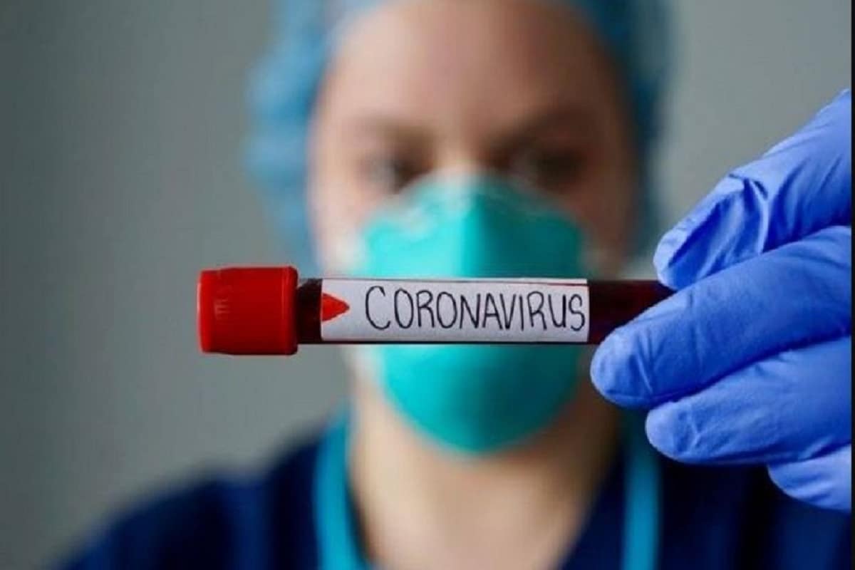 •RT-PCR টেস্ট-প্যাানডেমিকের (Pandemic) মাঝেই নতুন ভাইরাস নির্ণয়ের একাধিক পরীক্ষা আবিষ্কার হয়। সামনে আসে নতুন নতুন পদ্ধতি। প্রথমের দিকে একটি টেস্ট করে তার রিপোর্ট আসতে বেশ কয়েক দিন লেগে যেত। কিন্তু দেখা যায়, তাতে রোগী সুস্থ হয়ে যাচ্ছেন, না হলে মৃত্যু হওয়ার পর রিপোর্ট আসছে। যার জন্য সংক্রমণের মাত্রাও বাড়তে থাকে। করোনা সংক্রমণ শুরুর কিছুদিন পর চালু হয় RT-PCR টেস্ট বা Real Time Reverse Transcription Polymerase Chain Reaction টেস্ট। যা এখনও পর্যন্ত SARS-CoV-2 নির্ণয়ের সব চেয়ে উপযোগী পদ্ধতি বলে মনে করেন বিশেষজ্ঞরা। SARS-CoV-2 ভাইরাসে সিঙ্গল লং স্ট্র্যান্ড Ribonucleic Acid বা RNA থাকে। RT-PCR টেস্ট সেই RNA টিকেই চিহ্নিত করে। এ ক্ষেত্রে নাক, মুখের সোয়াব বা স্যালাইভা থেকে স্যাম্পেল কালেক্ট করা হয়। এই পরীক্ষাও দু'রকমের হয়। একটি দীর্ঘ প্রক্রিয়া, আরেকটি একটু তাড়াতাড়ি হয়। •RT-PCR টেস্ট-প্যাানডেমিকের (Pandemic) মাঝেই নতুন ভাইরাস নির্ণয়ের একাধিক পরীক্ষা আবিষ্কার হয়। সামনে আসে নতুন নতুন পদ্ধতি। প্রথমের দিকে একটি টেস্ট করে তার রিপোর্ট আসতে বেশ কয়েক দিন লেগে যেত। কিন্তু দেখা যায়, তাতে রোগী সুস্থ হয়ে যাচ্ছেন, না হলে মৃত্যু হওয়ার পর রিপোর্ট আসছে। যার জন্য সংক্রমণের মাত্রাও বাড়তে থাকে। করোনা সংক্রমণ শুরুর কিছুদিন পর চালু হয় RT-PCR টেস্ট বা Real Time Reverse Transcription Polymerase Chain Reaction টেস্ট। যা এখনও পর্যন্ত SARS-CoV-2 নির্ণয়ের সব চেয়ে উপযোগী পদ্ধতি বলে মনে করেন বিশেষজ্ঞরা। SARS-CoV-2 ভাইরাসে সিঙ্গল লং স্ট্র্যান্ড Ribonucleic Acid বা RNA থাকে। RT-PCR টেস্ট সেই RNA টিকেই চিহ্নিত করে। এ ক্ষেত্রে নাক, মুখের সোয়াব বা স্যালাইভা থেকে স্যাম্পেল কালেক্ট করা হয়। এই পরীক্ষাও দু'রকমের হয়। একটি দীর্ঘ প্রক্রিয়া, আরেকটি একটু তাড়াতাড়ি হয়।