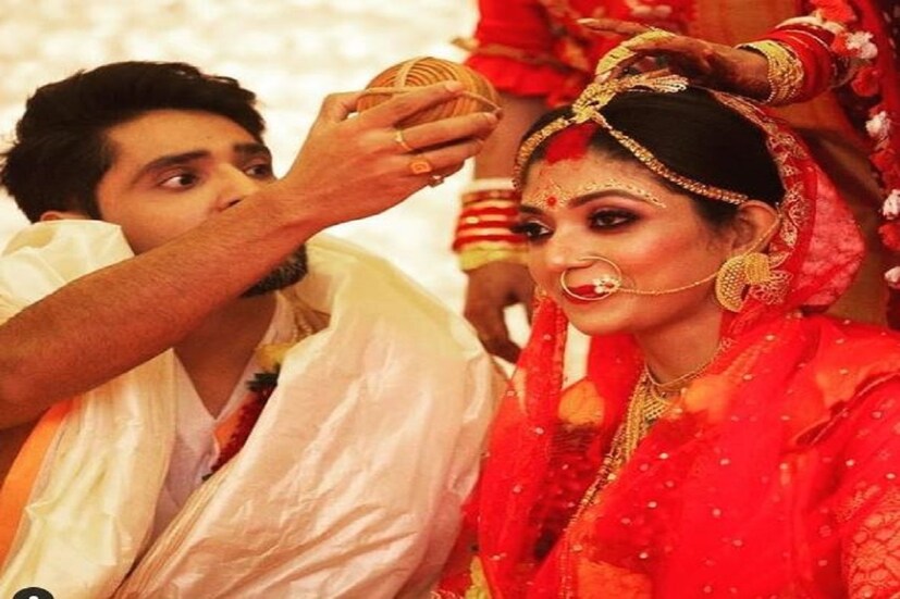একটা মেগা বিয়ে হয়ে গেল৷ দীর্ঘদিনের গার্লফ্রেন্ড দেবলীনা কুমারের সঙ্গে বিয়ে সারলেন গৌরবের সঙ্গে৷ Photo Courtesy- Instagram 