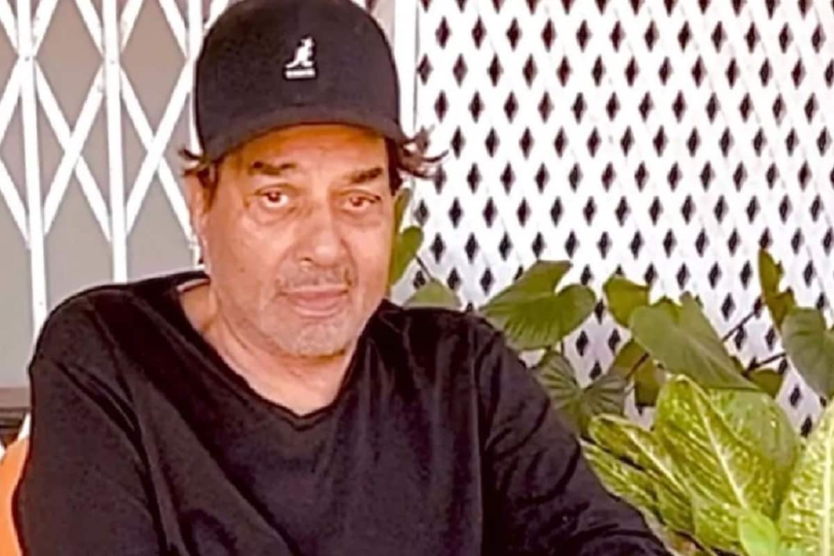 এই সময় তিনি পার্ট টাইম চাকরি করতেন৷ সেখানে মাত্র ২০০ টাকা পেতেন৷ তিনি যখন স্কুলে পড়তেন তখন স্কুল থেকে ফেরার সময় একটি পুকুরের পাশে ঘণ্টা-র পর ঘণ্টা অভিনয় অনুশীলন করতেন৷ Photo-Instagram @aapkadharam) এই সময় তিনি পার্ট টাইম চাকরি করতেন৷ সেখানে মাত্র ২০০ টাকা পেতেন৷ তিনি যখন স্কুলে পড়তেন তখন স্কুল থেকে ফেরার সময় একটি পুকুরের পাশে ঘণ্টা-র পর ঘণ্টা অভিনয় অনুশীলন করতেন৷ Photo-Instagram @aapkadharam)