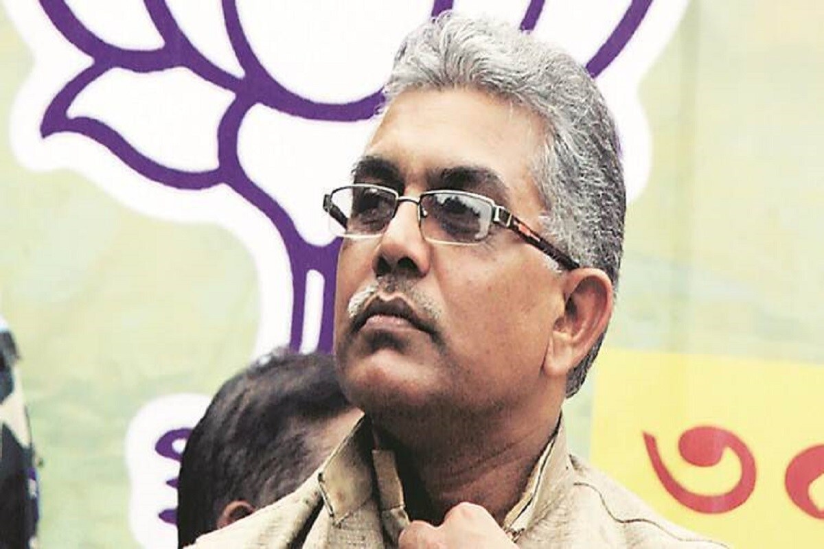 তৃণমূলের সঙ্গে দূরত্ব তৈরির সময় জিতেন্দ্ররও বিজেপি-তে যোগদানের জল্পনা সৃষ্টি হয়৷ যদিও তা নিয়ে বিজেপি নেতাদের একাংশই প্রকাশ্যে আপত্তি জানান৷ সোমবারের ঘটনা নিয়ে বিজেপি রাজ্য সভাপতি দিলীপ ঘোষ বলেন, 'অনেকেই জানতে চাইছেন আমার সঙ্গে জিতেন্দ্র তিওয়ারির দেখা বা কথা হয়েছে কি না৷ জিতেন্দ্র তিওয়ারি ওই হোটেলে এসেছিলেন আমি জানতাম না, আর জানলেও কথা বলার প্রশ্ন ওঠে না৷' তৃণমূলের সঙ্গে দূরত্ব তৈরির সময় জিতেন্দ্ররও বিজেপি-তে যোগদানের জল্পনা সৃষ্টি হয়৷ যদিও তা নিয়ে বিজেপি নেতাদের একাংশই প্রকাশ্যে আপত্তি জানান৷ সোমবারের ঘটনা নিয়ে বিজেপি রাজ্য সভাপতি দিলীপ ঘোষ বলেন, 'অনেকেই জানতে চাইছেন আমার সঙ্গে জিতেন্দ্র তিওয়ারির দেখা বা কথা হয়েছে কি না৷ জিতেন্দ্র তিওয়ারি ওই হোটেলে এসেছিলেন আমি জানতাম না, আর জানলেও কথা বলার প্রশ্ন ওঠে না৷'