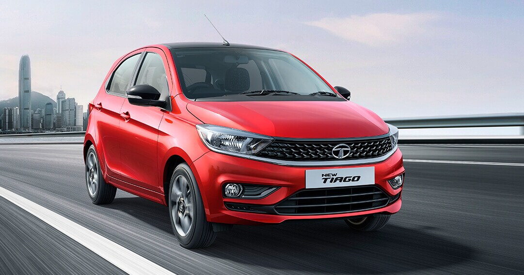 টাটা টিয়াগো (Tata Tiago)--লো বাজেটে টাটার অন্যতম জনপ্রিয় গাড়ি টাটা টিয়াগো। হ্যাচব্যাক (Entry-Level Hatchback) এই গাড়ি এখন শুধুমাত্র পেট্রোল ইঞ্জিনে পাওয়া যায়। ম্যানুয়াল এবং AMT গিয়ার বক্স (AMT Gearbox) ইঞ্জিন পাওয়া যাচ্ছে। সংস্থার তরফে গাড়িটিতে ১৫ হাজার টাকা কনজিউমার ডিসকাউন্ট দেওয়া হচ্ছে। পাশাপাশি থাকছে ১০ হাজার টাকা পর্যন্ত এক্সচেঞ্জ অফারও। টাটা টিয়াগো (Tata Tiago)--লো বাজেটে টাটার অন্যতম জনপ্রিয় গাড়ি টাটা টিয়াগো। হ্যাচব্যাক (Entry-Level Hatchback) এই গাড়ি এখন শুধুমাত্র পেট্রোল ইঞ্জিনে পাওয়া যায়। ম্যানুয়াল এবং AMT গিয়ার বক্স (AMT Gearbox) ইঞ্জিন পাওয়া যাচ্ছে। সংস্থার তরফে গাড়িটিতে ১৫ হাজার টাকা কনজিউমার ডিসকাউন্ট দেওয়া হচ্ছে। পাশাপাশি থাকছে ১০ হাজার টাকা পর্যন্ত এক্সচেঞ্জ অফারও।