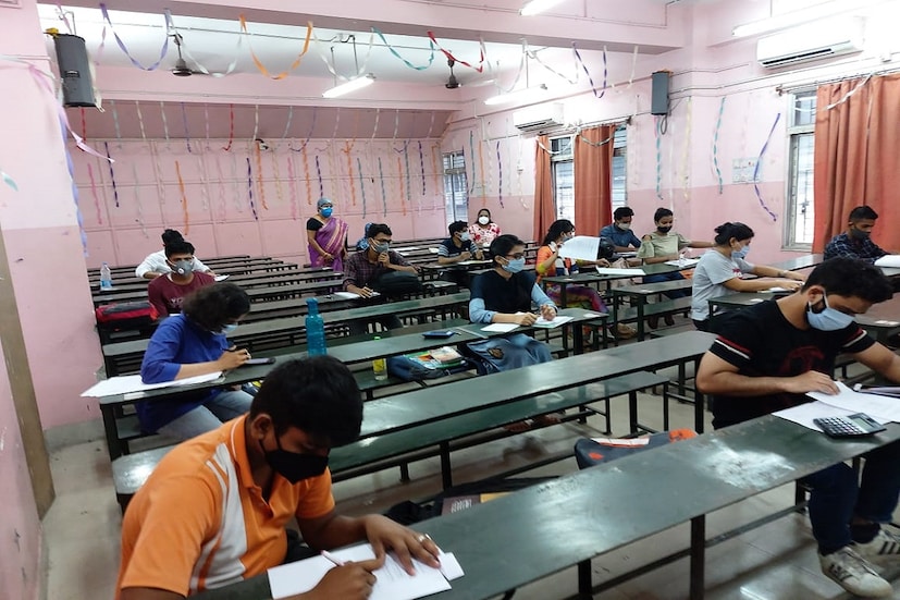 দশম ও দ্বাদশের চূড়ান্ত পরীক্ষা অফলাইনে নেওয়ার ঘোষণা করেছে সিবিএসই ও সিআইএসসিই বোর্ড। এবার একই পথে সম্ভবত হাঁটছে রাজ্য। পর্ষদ ও সংসদের কর্তারা মুখ খুলতে না চাইলেও নিশ্চিত করেছেন, সরকারি সিলমোহর মিললে ওই সময়েই ফের খাতায় কলমে দুই মেগা পরীক্ষা হবে। জয়েন্ট এন্ট্রান্স পরীক্ষা নেওয়ার প্রস্তাব দেওয়া হয়েছে এপ্রিলের শেষে। সিবিএসই দশম এবং দ্বাদশ–এর পরীক্ষার দিন জানিয়ে দিয়েছে।