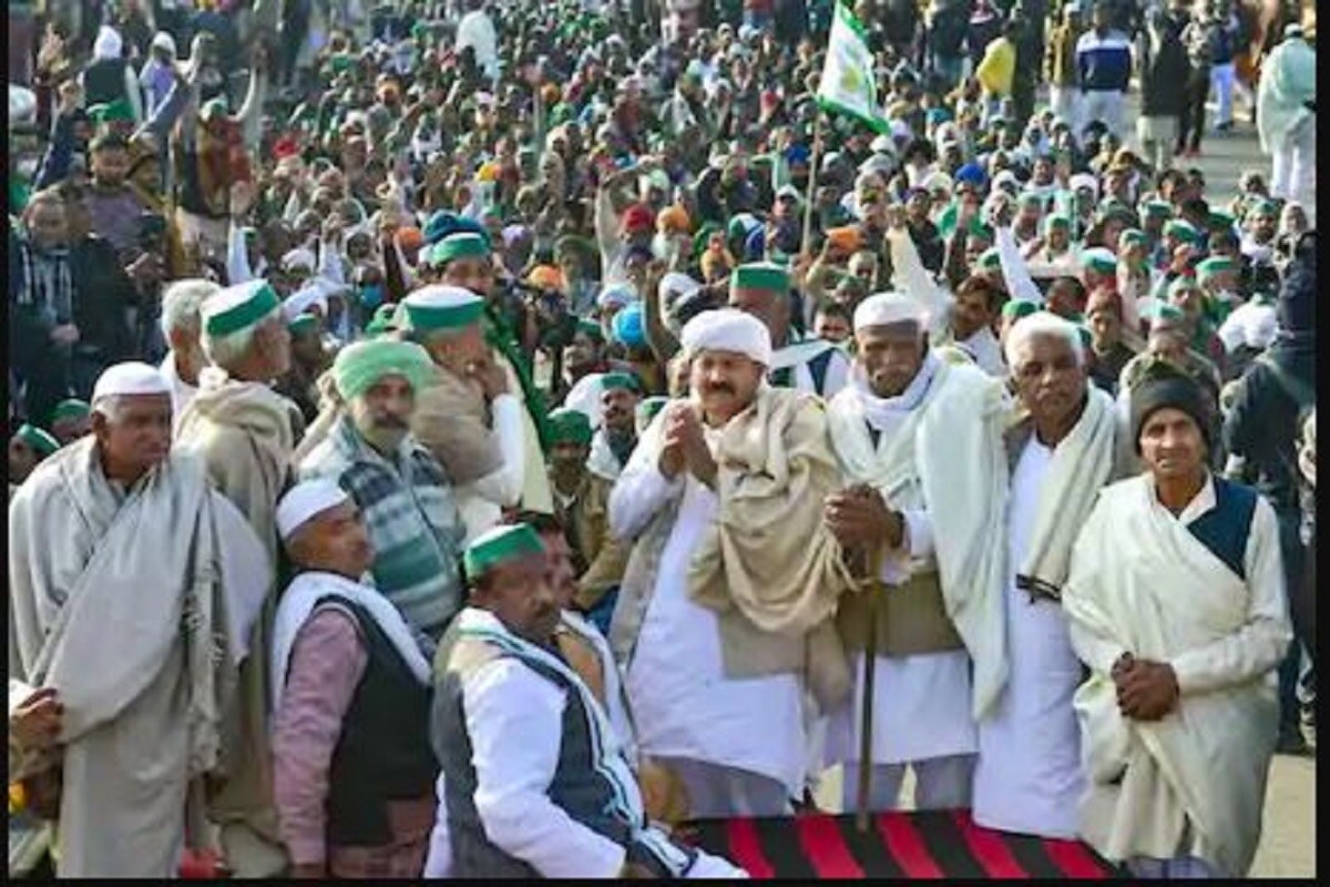কৃষক আন্দোলনের সংগঠন নিজেদের আন্দোলনের রূপরেখা পরিষ্কার করে নিয়েছে৷ তারা জানিয়ে দিয়েছে আন্দোলন তীব্রতর হবে৷ ৩০ ডিসেম্বর দিল্লির সব সীমানায় ট্র্যাক্টর মার্চ বার করা হবে৷ ট্র্যাক্টর মার্চ টিকরি বর্ডার থেকে হরিয়াণা -রাজস্থান বর্ডার, শাহজাহাপুর অবধি এই মার্চ হবে৷ এরপর দেশের ব্লকে ব্লকে ও তহশিলে, তহশিলে কৃষি আইনের বিরুদ্ধে বিরোধ শুরু করবেন কৃষকরা৷ ২৭ ও ২৮ তারিখ দিল্লির বিভিন্ন সীমান্চে শহিদি দিবস উদযাপন করবেন কৃষকরা৷ Photo-News 18 কৃষক আন্দোলনের সংগঠন নিজেদের আন্দোলনের রূপরেখা পরিষ্কার করে নিয়েছে৷ তারা জানিয়ে দিয়েছে আন্দোলন তীব্রতর হবে৷ ৩০ ডিসেম্বর দিল্লির সব সীমানায় ট্র্যাক্টর মার্চ বার করা হবে৷ ট্র্যাক্টর মার্চ টিকরি বর্ডার থেকে হরিয়াণা -রাজস্থান বর্ডার, শাহজাহাপুর অবধি এই মার্চ হবে৷ এরপর দেশের ব্লকে ব্লকে ও তহশিলে, তহশিলে কৃষি আইনের বিরুদ্ধে বিরোধ শুরু করবেন কৃষকরা৷ ২৭ ও ২৮ তারিখ দিল্লির বিভিন্ন সীমান্চে শহিদি দিবস উদযাপন করবেন কৃষকরা৷ Photo-News 18