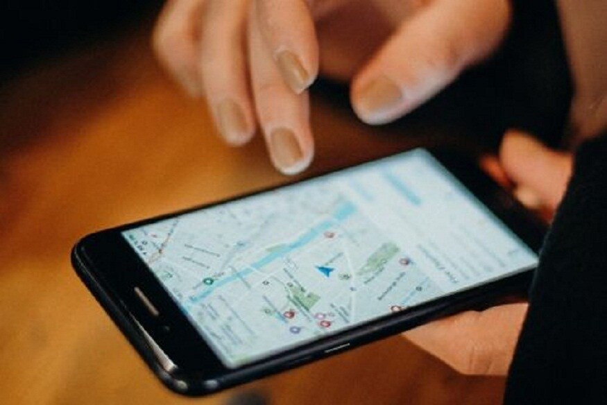 এ ক্ষেত্রে কেউ যদি Google Maps-এর ফুড ও ড্রিংকস প্রেফারেন্সে গিয়ে নিজের ইন্টারেস্ট মার্ক করে রাখেন, তা হলে এই জাতীয় একাধিক ক্যুইজিন বা হেলদি ফুডের দোকান, রেস্তোরাঁ, দোকানের ছবি বা বিজনেস পোস্টের রেকমেনডেশন আসবে সংশ্লিষ্ট ব্যবহারকারীর কাছে। দোকানের ঠিকানা, পরিষেবা, রিভিউ সংক্রান্তও যাবতীয় তথ্য পাওয়া যাবে। এতে গ্রাহক বা ব্যবহারকারীদের ক্ষেত্রে যেমন সুবিধা মিলবে, ঠিক তেমনই স্থানীয় ব্যবসাগুলিও উপকৃত হবে। এ ক্ষেত্রে কেউ যদি Google Maps-এর ফুড ও ড্রিংকস প্রেফারেন্সে গিয়ে নিজের ইন্টারেস্ট মার্ক করে রাখেন, তা হলে এই জাতীয় একাধিক ক্যুইজিন বা হেলদি ফুডের দোকান, রেস্তোরাঁ, দোকানের ছবি বা বিজনেস পোস্টের রেকমেনডেশন আসবে সংশ্লিষ্ট ব্যবহারকারীর কাছে। দোকানের ঠিকানা, পরিষেবা, রিভিউ সংক্রান্তও যাবতীয় তথ্য পাওয়া যাবে। এতে গ্রাহক বা ব্যবহারকারীদের ক্ষেত্রে যেমন সুবিধা মিলবে, ঠিক তেমনই স্থানীয় ব্যবসাগুলিও উপকৃত হবে।