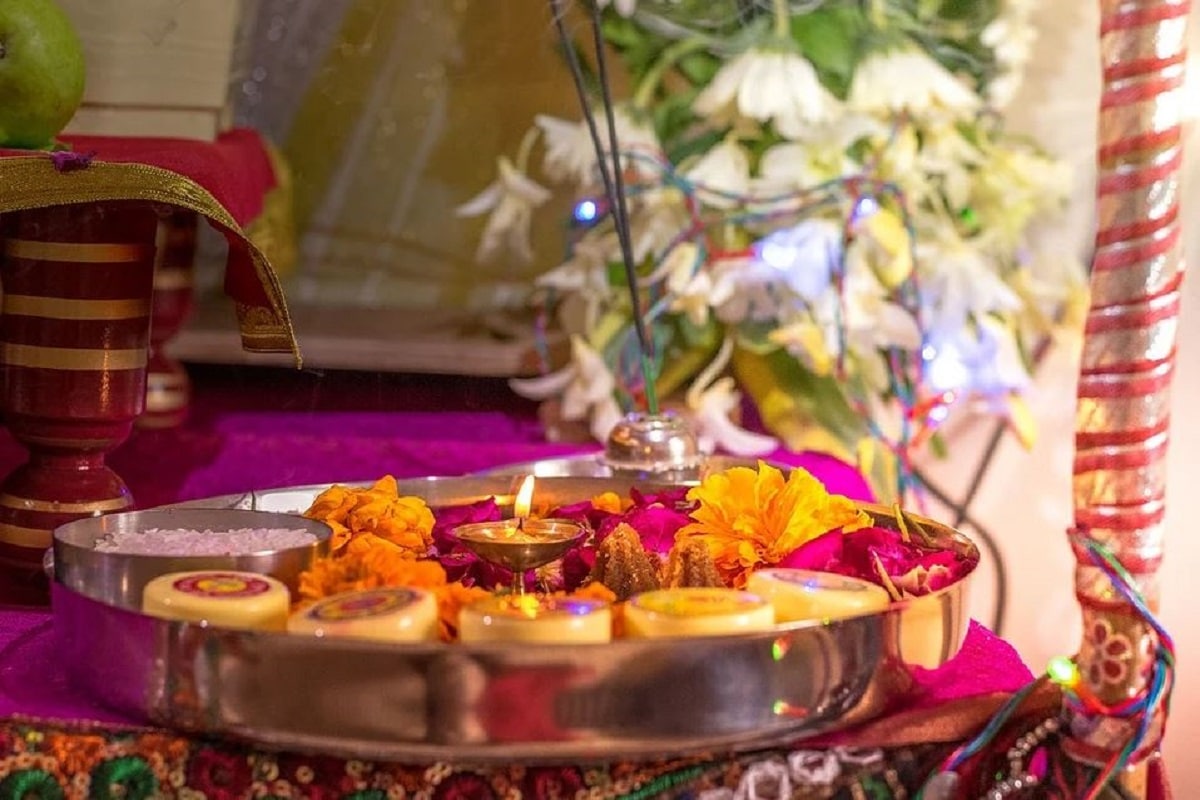 এই ব্রত পালনে ৭ জন বালককে খাবার দিতে হয় ৷ এই ব্রত পালন কালে কোনও টক জাতীয় জিনিস গ্রহণ করা যায় না৷ সেই কারণে ছানার প্রস্তুত করা মিষ্টিও পরিবেশন করা বা ভক্ষণ করা নিষিদ্ধ৷ তাহলে একেবারে সরাসরি কঠিন শাস্তির মুখে পড়তে হবে ব্রত পালনকারীকে৷ Photo- Collected এই ব্রত পালনে ৭ জন বালককে খাবার দিতে হয় ৷ এই ব্রত পালন কালে কোনও টক জাতীয় জিনিস গ্রহণ করা যায় না৷ সেই কারণে ছানার প্রস্তুত করা মিষ্টিও পরিবেশন করা বা ভক্ষণ করা নিষিদ্ধ৷ তাহলে একেবারে সরাসরি কঠিন শাস্তির মুখে পড়তে হবে ব্রত পালনকারীকে৷ Photo- Collected