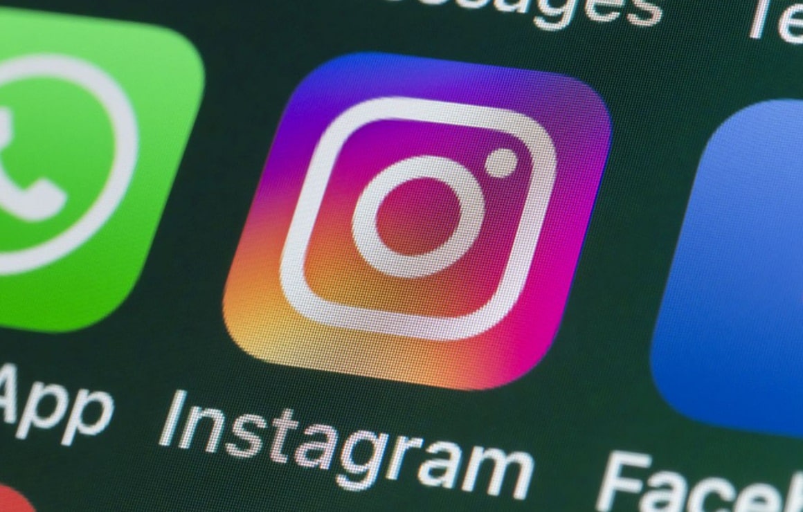 সম্প্রতি Live Room আপডেটের কথাও জানিয়েছে Instagram। এর জেরে লাইভ রুমের মাধ্যমে এ বার তিনজন পর্যন্ত গেস্ট অ্যাড করতে পারেন Instagram ব্যবহারকারীরা। অর্থাৎ তিনজনের সঙ্গে চলবে লাইভ সেশন। এ ক্ষেত্রে প্রথমে Instagram-এর মেইন পেজ থেকে লেফ্ট সোয়াইপ করে লাইভ ক্যামেরা পেজে যেতে হবে ব্যবহারকারীদের। তার পর লাইভ ক্যামেরা অপশন সিলেক্ট করতে হবে। এ বার গেস্ট অ্যাড করতে গেলে, প্রথমে + বাটন ও পরে রুমস আইকনে ক্লিক করতে হবে। লাইভ ফিচারের মতোই ম্যানুয়ালি ভিউয়ারও অ্যাড করা যাবে! সম্প্রতি Live Room আপডেটের কথাও জানিয়েছে Instagram। এর জেরে লাইভ রুমের মাধ্যমে এ বার তিনজন পর্যন্ত গেস্ট অ্যাড করতে পারেন Instagram ব্যবহারকারীরা। অর্থাৎ তিনজনের সঙ্গে চলবে লাইভ সেশন। এ ক্ষেত্রে প্রথমে Instagram-এর মেইন পেজ থেকে লেফ্ট সোয়াইপ করে লাইভ ক্যামেরা পেজে যেতে হবে ব্যবহারকারীদের। তার পর লাইভ ক্যামেরা অপশন সিলেক্ট করতে হবে। এ বার গেস্ট অ্যাড করতে গেলে, প্রথমে + বাটন ও পরে রুমস আইকনে ক্লিক করতে হবে। লাইভ ফিচারের মতোই ম্যানুয়ালি ভিউয়ারও অ্যাড করা যাবে!
