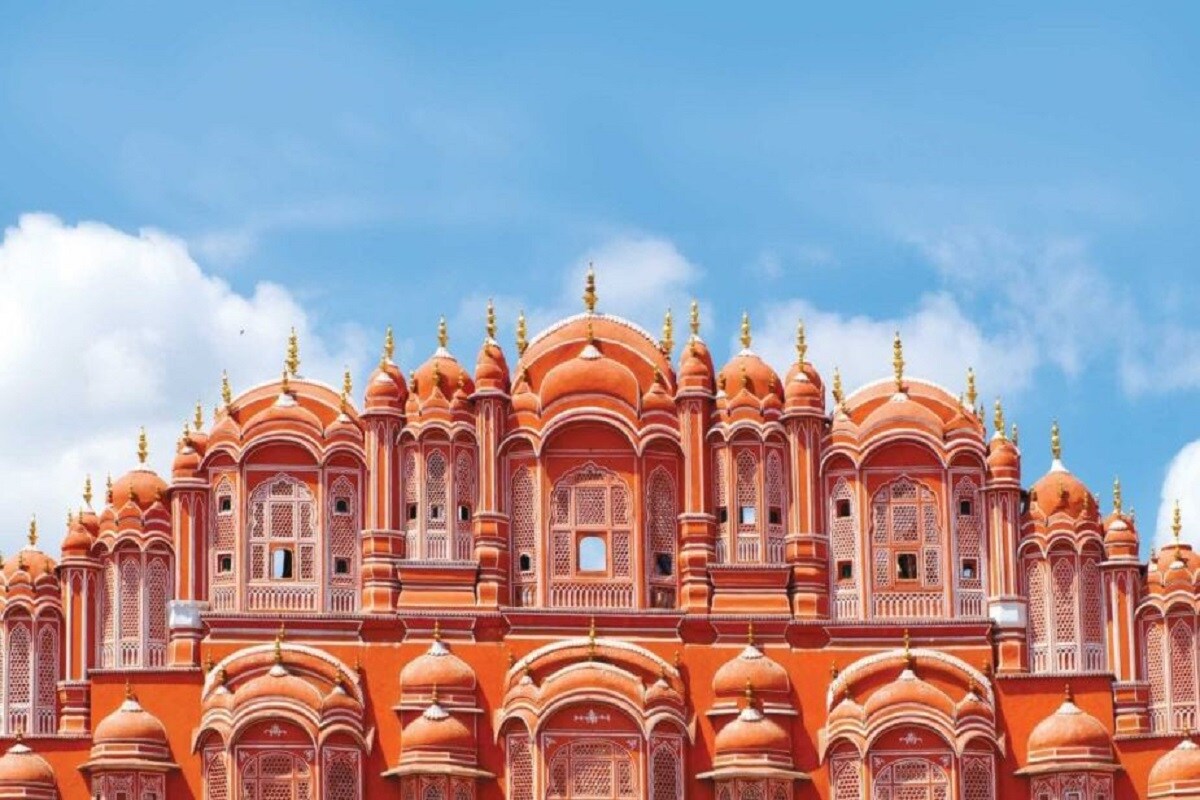 •জয়পুর (Jaipur)-রাজস্থানের রাজধানী শহর। পিঙ্ক সিটি জয়পুর রাজস্থানের অন্যতম দর্শনীয় স্থান। নানা স্মৃতি-সৌধ আর প্রাসাদে ঘেরা এই শহর একের পর এক অজানা ইতিহাসের গল্প বলে। যাঁরা ইতিহাস ছুঁয়ে দেখতে চান আর ভালো কিছু স্মৃতি ক্যামেরাবন্দী করতে চান, তাঁদের জন্য সেরা গন্তব্য হতে পারে রাজস্থানের জয়পুর। •জয়পুর (Jaipur)-রাজস্থানের রাজধানী শহর। পিঙ্ক সিটি জয়পুর রাজস্থানের অন্যতম দর্শনীয় স্থান। নানা স্মৃতি-সৌধ আর প্রাসাদে ঘেরা এই শহর একের পর এক অজানা ইতিহাসের গল্প বলে। যাঁরা ইতিহাস ছুঁয়ে দেখতে চান আর ভালো কিছু স্মৃতি ক্যামেরাবন্দী করতে চান, তাঁদের জন্য সেরা গন্তব্য হতে পারে রাজস্থানের জয়পুর।