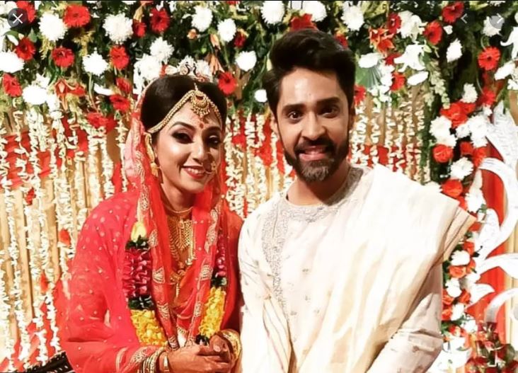 তিন ধর্মের মতে বিয়ে করেছেন গৌরব-দেবলীনা। ৯ ডিসেম্বর হিন্দু বৈদিক মতে বিয়ে করেন তাঁরা। ১৩ ডিসেম্বর ইসলাম মতে ফের বিয়ে হয়। সে দিনই ‘সঙ্গীত’ সন্ধ্যা হয়েছে নিকট আত্মীয়, বন্ধুদের নিয়ে। আর ১৫ ডিসেম্বর বিয়ে সারলেন খ্রীস্টান মতে। সে দিন সন্ধ্যায় ফাদার এসে আশীর্বাদ করে যান নবদম্পতিকে। এরপরের দিন ছিল বাঙালি বৌভাতের অনুষ্ঠান । তিন ধর্মের মতে বিয়ে করেছেন গৌরব-দেবলীনা। ৯ ডিসেম্বর হিন্দু বৈদিক মতে বিয়ে করেন তাঁরা। ১৩ ডিসেম্বর ইসলাম মতে ফের বিয়ে হয়। সে দিনই ‘সঙ্গীত’ সন্ধ্যা হয়েছে নিকট আত্মীয়, বন্ধুদের নিয়ে। আর ১৫ ডিসেম্বর বিয়ে সারলেন খ্রীস্টান মতে। সে দিন সন্ধ্যায় ফাদার এসে আশীর্বাদ করে যান নবদম্পতিকে। এরপরের দিন ছিল বাঙালি বৌভাতের অনুষ্ঠান ।