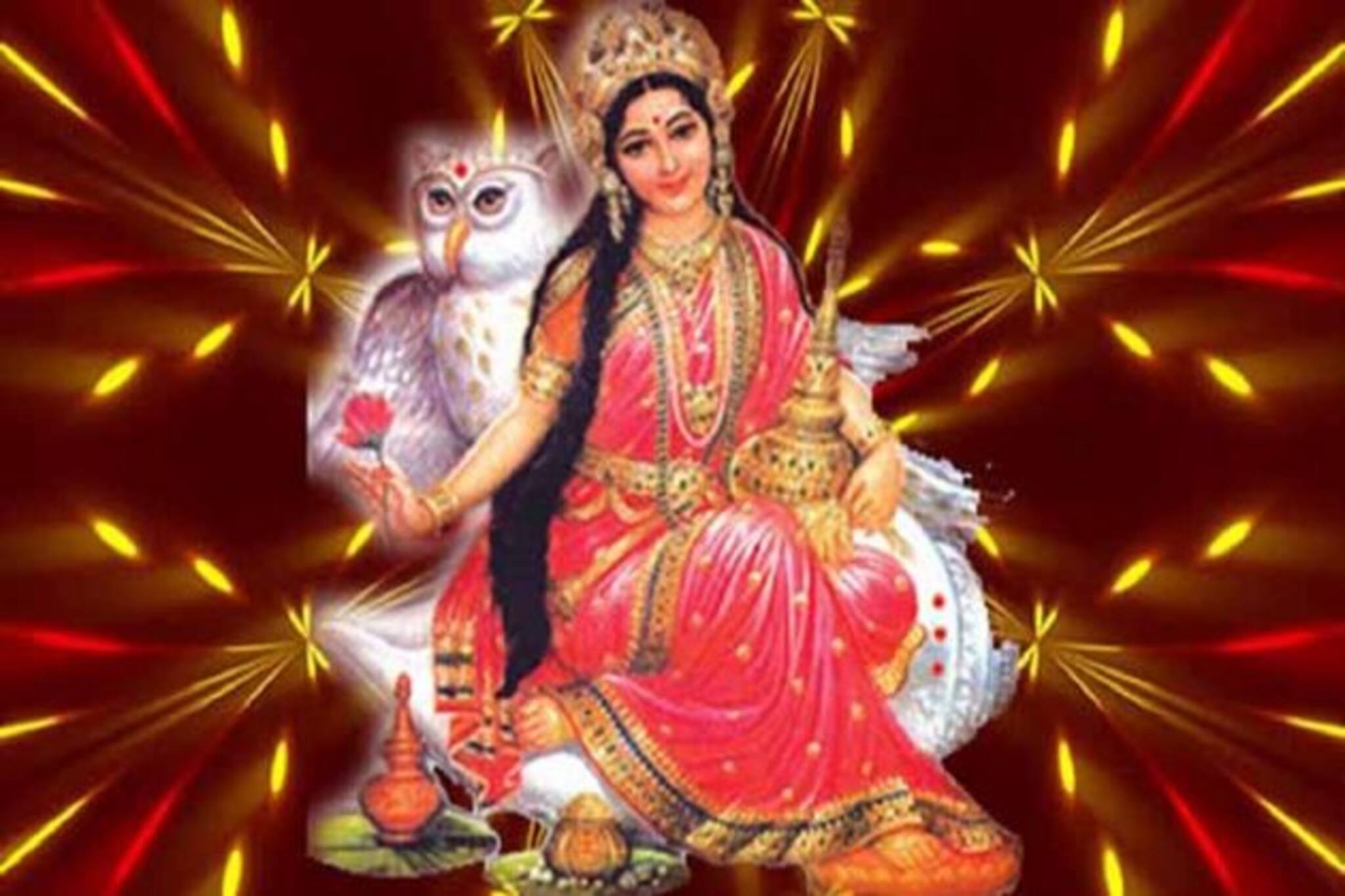 মা লক্ষ্মীর আরাধনায় সংসারের অভাব মেটে, ঐশ্বর্যের দেবীর উপাসনায় সংসার সুখের