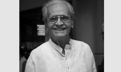 বছরটাই যেন অপয়া। একের পর এক নক্ষত্রপতনের বছর। সৌমিত্র চট্টোপাধ্যায়ের প্রয়াণের শোক এখনও কাটিয়ে উঠতে পারেননি সিনেপ্রেমীরা। এরই মধ্যে চলে গেলেন বাংলার সিনেমার আরও এক জ্যোতিষ্ক, অভিনেতা মনু মুখোপাধ্যায়। রবিবার সকালে তাঁর কসবার বাসভবনে সকাল ৯.৩৫-এ শেষ নিঃশ্বাস ত্যাগ করেন। বেশ কয়েক বছর ধরেই বার্ধক্যজনিত রোগে ভুগছিলেন তিনি। কোমরের সমস্যা থাকায় শেষ চার বছর একেবারে শয্যাশায়ী ছিলেন বলে জানিয়েছে তাঁর পরিবার। বছরটাই যেন অপয়া। একের পর এক নক্ষত্রপতনের বছর। সৌমিত্র চট্টোপাধ্যায়ের প্রয়াণের শোক এখনও কাটিয়ে উঠতে পারেননি সিনেপ্রেমীরা। এরই মধ্যে চলে গেলেন বাংলার সিনেমার আরও এক জ্যোতিষ্ক, অভিনেতা মনু মুখোপাধ্যায়। রবিবার সকালে তাঁর কসবার বাসভবনে সকাল ৯.৩৫-এ শেষ নিঃশ্বাস ত্যাগ করেন। বেশ কয়েক বছর ধরেই বার্ধক্যজনিত রোগে ভুগছিলেন তিনি। কোমরের সমস্যা থাকায় শেষ চার বছর একেবারে শয্যাশায়ী ছিলেন বলে জানিয়েছে তাঁর পরিবার।