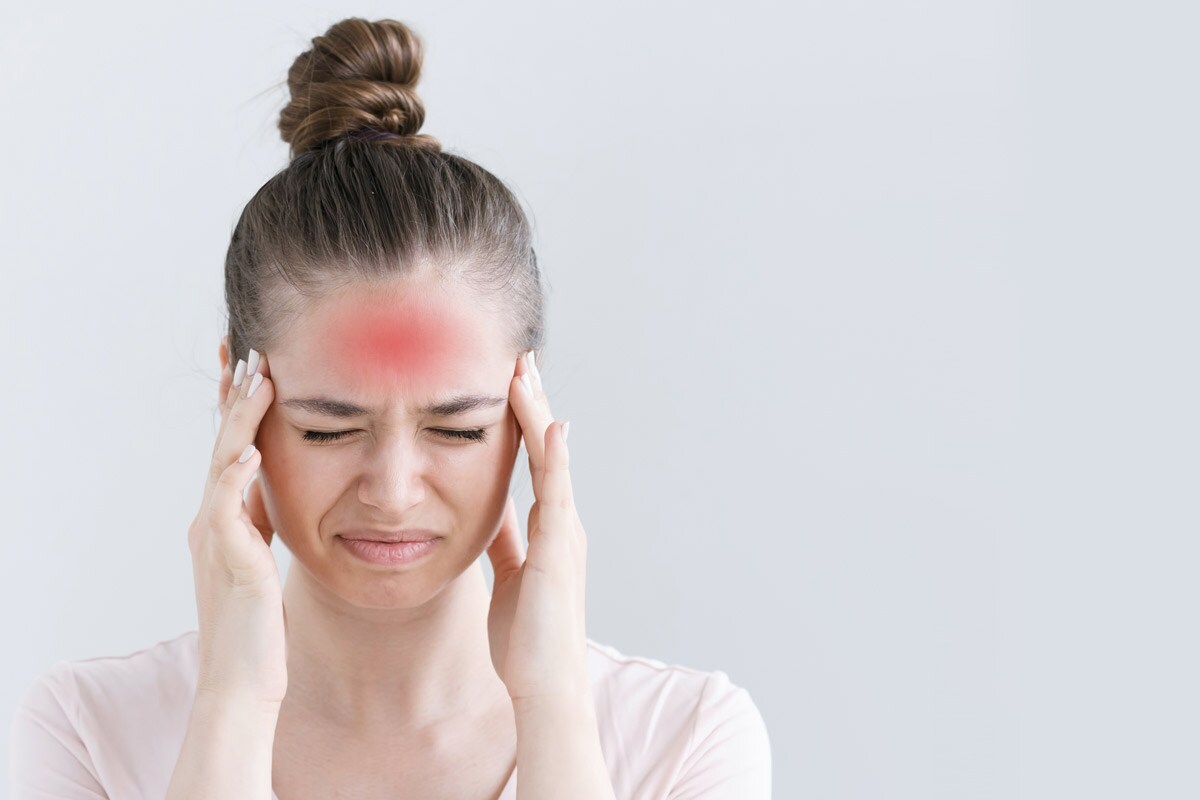 মাইগ্রেন (Migraine)--মাথার একদিকটা ধরে রয়েছে। অসম্ভব মাথা যন্ত্রণা করছে। চিকিৎসকরা জানাচ্ছেন, কোভিড ভ্যাকসিন ট্রায়ালের ভলান্টিয়ারদের অধিকাংশেরই মাইগ্রেনের সম্ভাবনা রয়েছে। সম্প্রতি এক প্রতিবেদন সূত্রে জানা গিয়েছে, পাইজার (Pfizer) ভ্যাকিসনের ট্রায়ালে এক অংশগ্রহণকারীর অসম্ভব মাথাব্যথা দেখা গিয়েছে। যাঁদের মাইগ্রেনের সমস্যা রয়েছে, তাঁদের ভ্যাকসিনেশন নিয়ে আগাম সচেতন হতে হবে। তবে পার্শ্বপ্রতিক্রিয়া হিসেবে মাইগ্রেন অ্যাটাক কতটা প্রভাব ফেলে, সেই বিষয়ে বিস্তারিত জানা যায়নি। মাইগ্রেন (Migraine)--মাথার একদিকটা ধরে রয়েছে। অসম্ভব মাথা যন্ত্রণা করছে। চিকিৎসকরা জানাচ্ছেন, কোভিড ভ্যাকসিন ট্রায়ালের ভলান্টিয়ারদের অধিকাংশেরই মাইগ্রেনের সম্ভাবনা রয়েছে। সম্প্রতি এক প্রতিবেদন সূত্রে জানা গিয়েছে, পাইজার (Pfizer) ভ্যাকিসনের ট্রায়ালে এক অংশগ্রহণকারীর অসম্ভব মাথাব্যথা দেখা গিয়েছে। যাঁদের মাইগ্রেনের সমস্যা রয়েছে, তাঁদের ভ্যাকসিনেশন নিয়ে আগাম সচেতন হতে হবে। তবে পার্শ্বপ্রতিক্রিয়া হিসেবে মাইগ্রেন অ্যাটাক কতটা প্রভাব ফেলে, সেই বিষয়ে বিস্তারিত জানা যায়নি।