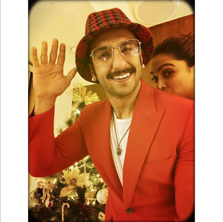 খুনসুটির বড়দিন-- রণবীর সিং (Ranveer Singh) বড়দিন উদযাপনের মুহূর্তে দীপিকা পাড়ুকোনকে (Deepika Padukone) আখ্যা দিয়েছেন এলফ বলে! এই খেলায় নায়ক কি নিয়েছেন সান্টা ক্লজের ভূমিকা? খুনসুটির বড়দিন-- রণবীর সিং (Ranveer Singh) বড়দিন উদযাপনের মুহূর্তে দীপিকা পাড়ুকোনকে (Deepika Padukone) আখ্যা দিয়েছেন এলফ বলে! এই খেলায় নায়ক কি নিয়েছেন সান্টা ক্লজের ভূমিকা?