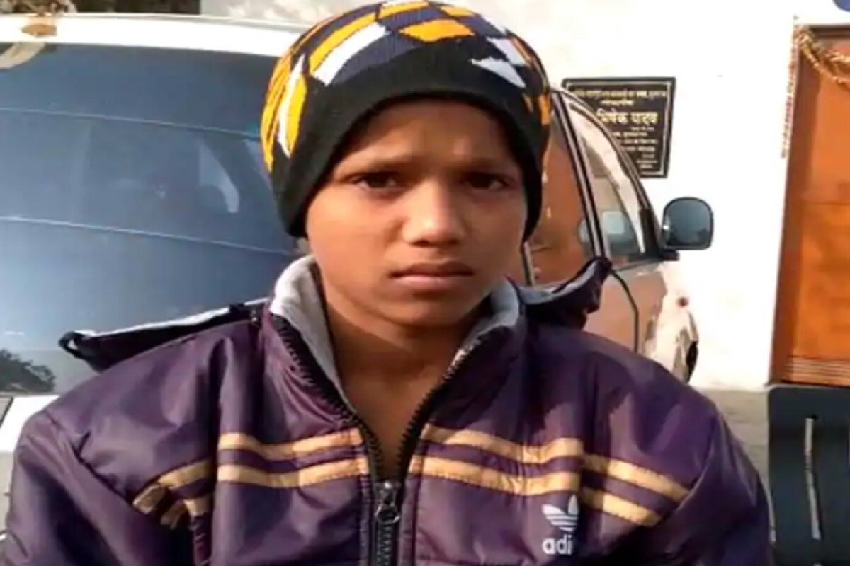 রাতের কড়া ঠান্ডায় মুজফ্ফরনগরে সিবসৌক মার্কেটের দোকানের সামনে প্রিয় বন্ধুকে নিয়ে শুয়ে ছিলেন ৷ রাতভর তাঁর মালিকের সঙ্গে শুয়ে পোষ্যও পরিচয় দিয়ে অকৃত্রিম আনুগত্যের ৷ রাতের কড়া ঠান্ডায় মুজফ্ফরনগরে সিবসৌক মার্কেটের দোকানের সামনে প্রিয় বন্ধুকে নিয়ে শুয়ে ছিলেন ৷ রাতভর তাঁর মালিকের সঙ্গে শুয়ে পোষ্যও পরিচয় দিয়ে অকৃত্রিম আনুগত্যের ৷