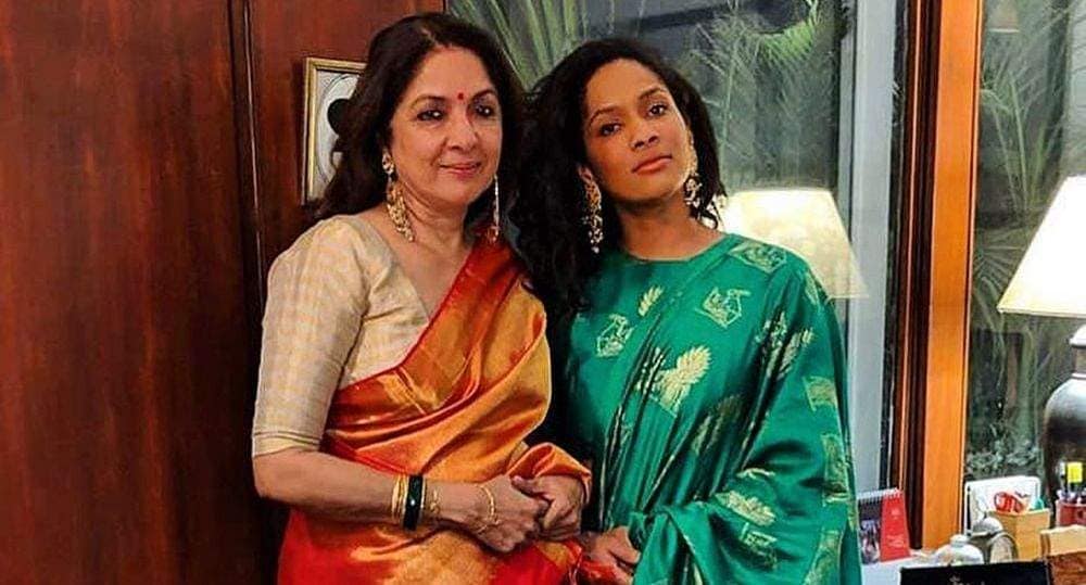 • নীনা গুপ্তা- প্রকাশ্যেই ক্রিকেটার ভিভিয়ান রিচার্ডের সঙ্গে প্রেম করেছিলেন নীনা । অন্তঃসত্ত্বা হয়েছিলেন । কিন্তু স্ত্রী’কে ডিভোর্স দিতে অস্বীকার করেন ভিভ । নিজেই তখন মাসাবা’র জন্মে দিয়েছিলেন দৃঢ়চেতা নীনা । তাঁকে মানুষ করেছেন । নিজের জীবনের সঙ্গে কখনও অপোস করেননি । মাসাবা আজ একজন সফল ফ্যাশন ডিজাইনার । • নীনা গুপ্তা- প্রকাশ্যেই ক্রিকেটার ভিভিয়ান রিচার্ডের সঙ্গে প্রেম করেছিলেন নীনা । অন্তঃসত্ত্বা হয়েছিলেন । কিন্তু স্ত্রী’কে ডিভোর্স দিতে অস্বীকার করেন ভিভ । নিজেই তখন মাসাবা’র জন্মে দিয়েছিলেন দৃঢ়চেতা নীনা । তাঁকে মানুষ করেছেন । নিজের জীবনের সঙ্গে কখনও অপোস করেননি । মাসাবা আজ একজন সফল ফ্যাশন ডিজাইনার ।