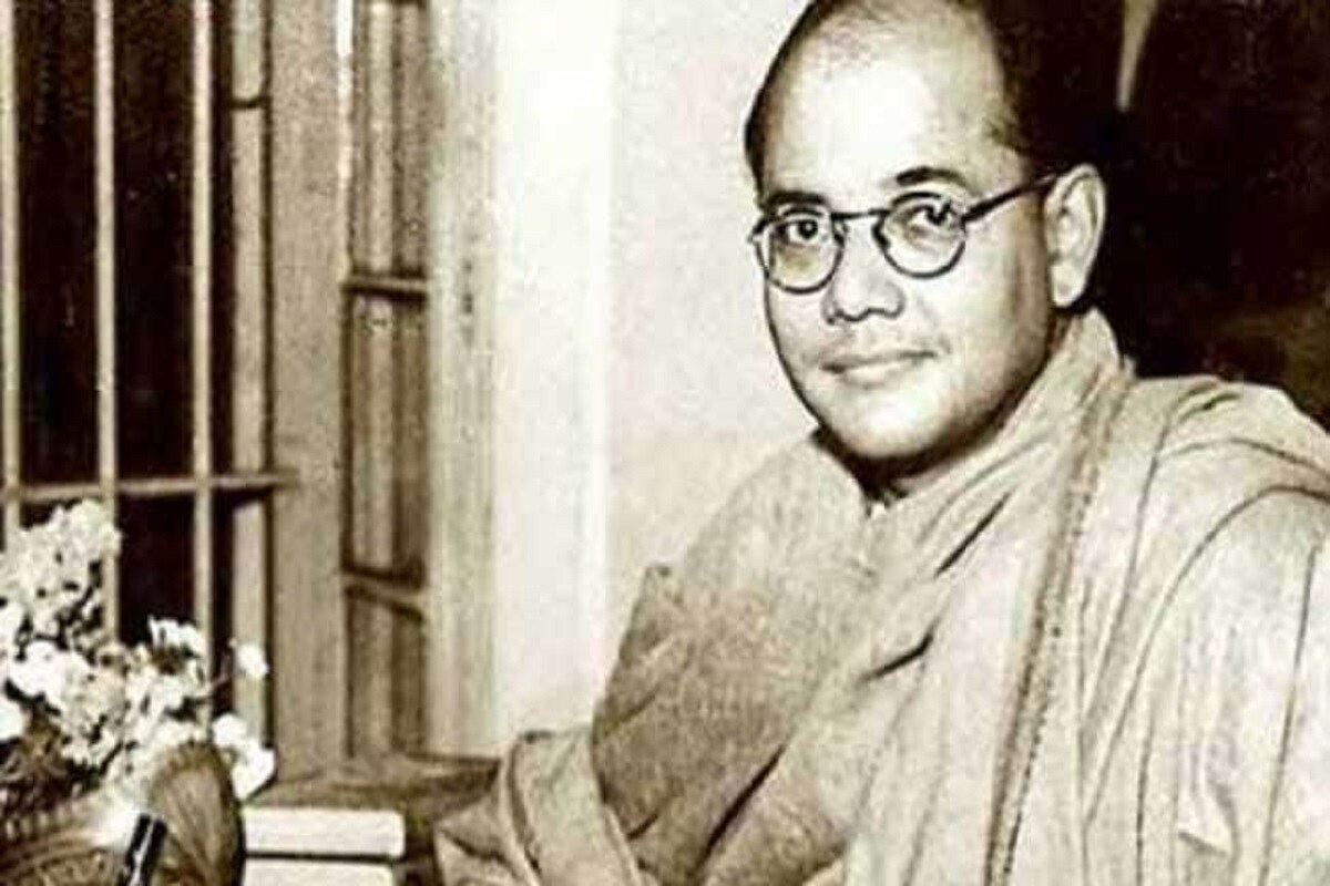 বাংলায় বিধানসভা নির্বাচনের আগে বার বারই বিজেপি এবং কেন্দ্রীয় সরকারের বিরুদ্ধে বাঙালি মণীষীদের নিয়ে রাজনীতি করার অভিযোগ তুলেছে রাজ্যের শাসক দল৷ এবার কেন্দ্রের তরফে সব দল এবং বিশিষ্ট বাঙালিদের নিয়ে যে কমিটি গঠন করল, তাতে সেই অভিযোগও তোলার সুযোগ পাবে না তৃণমূল কংগ্রেস৷ বরং অরাজনৈতিক মোড়কে কমিটি গড়ে বাঙালি আবেগকে উস্কে দিলেন প্রধানমন্ত্রী৷ বাংলায় বিধানসভা নির্বাচনের আগে বার বারই বিজেপি এবং কেন্দ্রীয় সরকারের বিরুদ্ধে বাঙালি মণীষীদের নিয়ে রাজনীতি করার অভিযোগ তুলেছে রাজ্যের শাসক দল৷ এবার কেন্দ্রের তরফে সব দল এবং বিশিষ্ট বাঙালিদের নিয়ে যে কমিটি গঠন করল, তাতে সেই অভিযোগও তোলার সুযোগ পাবে না তৃণমূল কংগ্রেস৷ বরং অরাজনৈতিক মোড়কে কমিটি গড়ে বাঙালি আবেগকে উস্কে দিলেন প্রধানমন্ত্রী৷