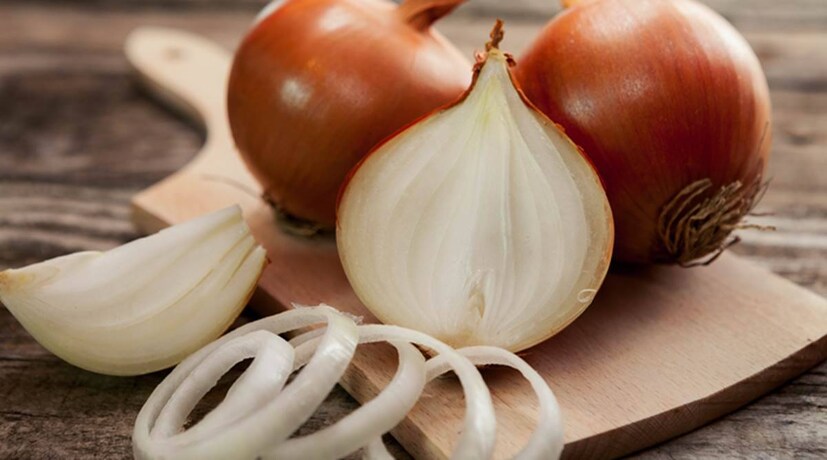 পেঁয়াজ - একই গোত্র অর্থাৎ অ্যালিয়াম (Allium) প্রজাতির অন্তর্ভুক্ত পেঁয়াজ ও রসুন। রসুনের মতো পেঁয়াজেও নানা ধরনের সালফিউরিক যৌগ থাকে। ফলে কাঁচা পেঁয়াজ খেলে মুখ থেকে বাজে গন্ধ বের হয়। এক্ষেত্রে পেঁয়াজ রান্না করে খেলে কিছুটা হলেও এই গন্ধ কমানো যায়। কারণ জল, তেল, মশলা বা ভিনিগারে মিশিয়ে পেঁয়াজ রান্না করলে এই সবজির গন্ধ খানিকটা প্রশমিত হয়।