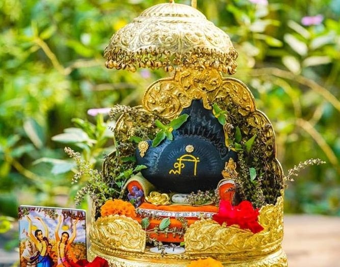 শালগ্রাম শিলাকে ভগবান বিষ্ণুর স্বরূপ মনে করা হয়। তাই যে বাড়িতে তুলসীর সঙ্গে শালগ্রাম শিলা থাকে, সে বাড়িতে কখনওই টাকার অভাব হয় না! শালগ্রাম শিলাকে ভগবান বিষ্ণুর স্বরূপ মনে করা হয়। তাই যে বাড়িতে তুলসীর সঙ্গে শালগ্রাম শিলা থাকে, সে বাড়িতে কখনওই টাকার অভাব হয় না!