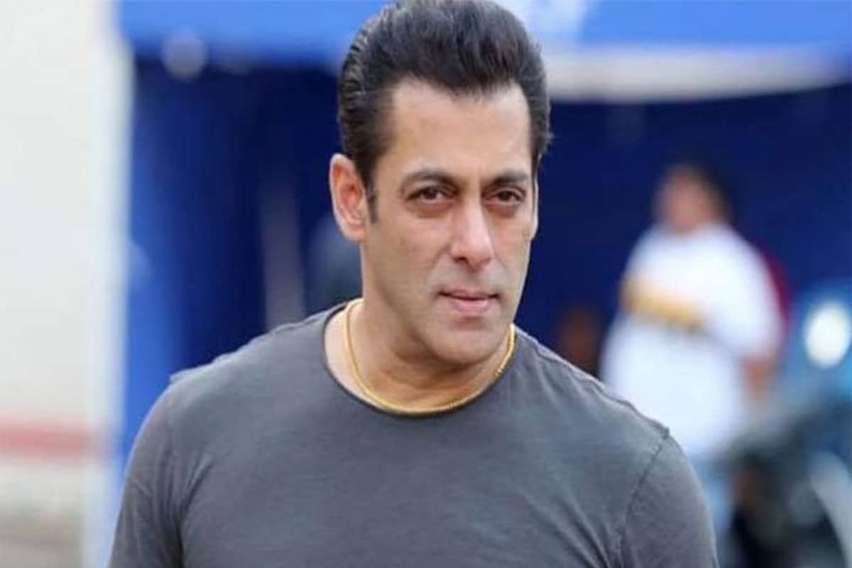 ফ্যানেদের কাছে সলমন খানের জন্মদিন দিন নয়, দিবস! এদিন খান কাছের মানুষদের নিয়ে চলে যান পানভেলের ফার্ম হাউজে। সেখানেই জমজমাট পার্টি! আগের দিন সন্ধে থেকেই ফার্মহাউজের সামনে ভিড় জমান অনুরাগীরা! ১২টা বাজতে না বাজতেই শুরু হয় সেলিব্রেশন... নাচা-গানা, বাজি ফাটানো! কাউকে নিরাশ না করে সল্লু মিঞা, ফার্ম হাউস থেকে বেরিয়ে ফ্যানেদের সঙ্গে কেক কাটেন। কিন্তু এবছর ছন্দপতন! জানা গিয়েছে, জন্মদিন পালন করবেন না সলমন, বরং রয়েছে অন্য প্ল্যান ফ্যানেদের কাছে সলমন খানের জন্মদিন দিন নয়, দিবস! এদিন খান কাছের মানুষদের নিয়ে চলে যান পানভেলের ফার্ম হাউজে। সেখানেই জমজমাট পার্টি! আগের দিন সন্ধে থেকেই ফার্মহাউজের সামনে ভিড় জমান অনুরাগীরা! ১২টা বাজতে না বাজতেই শুরু হয় সেলিব্রেশন... নাচা-গানা, বাজি ফাটানো! কাউকে নিরাশ না করে সল্লু মিঞা, ফার্ম হাউস থেকে বেরিয়ে ফ্যানেদের সঙ্গে কেক কাটেন। কিন্তু এবছর ছন্দপতন! জানা গিয়েছে, জন্মদিন পালন করবেন না সলমন, বরং রয়েছে অন্য প্ল্যান