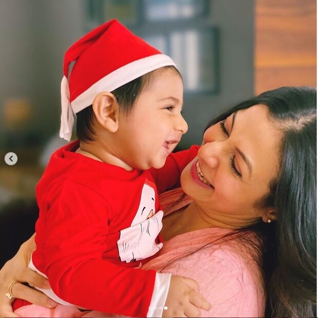ছোট্ট সান্তা হাসি আর ধরে না!