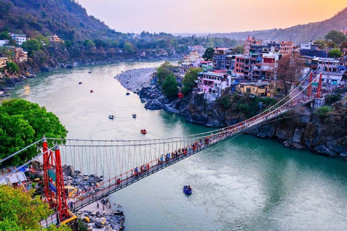•ঋষিকেশ (Rishikesh)-শুনলে একটু অদ্ভুত লাগতে পারে, তবে আদতে তা নয়। পর্যটকদের চোখ জুড়িয়ে দেওয়ার মতো সৌন্দর্য রয়েছে ঋষিকেশে। যদি আগে এসে থাকেন, তা হলেও পরিবার-পরিজন নিয়ে ফের বেরোনো যেতে পারে ঋষিকেশের উদ্দেশে। হিমালয়ের পাদদেশে উত্তরাখণ্ডের এই শহর এক আধ্যাত্মিক অনুভূতির স্থান। •ঋষিকেশ (Rishikesh)-শুনলে একটু অদ্ভুত লাগতে পারে, তবে আদতে তা নয়। পর্যটকদের চোখ জুড়িয়ে দেওয়ার মতো সৌন্দর্য রয়েছে ঋষিকেশে। যদি আগে এসে থাকেন, তা হলেও পরিবার-পরিজন নিয়ে ফের বেরোনো যেতে পারে ঋষিকেশের উদ্দেশে। হিমালয়ের পাদদেশে উত্তরাখণ্ডের এই শহর এক আধ্যাত্মিক অনুভূতির স্থান।