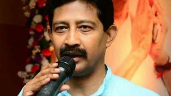 বিতর্কের সূত্রপাত শনিবার ৷ হরিদেবপুরের এক রাজনৈতিক কর্মসূচিতে যোগ দিয়ে দলের বিরুদ্ধেই ক্ষোভ উগরে দেন বনমন্ত্রী ৷ রাজীব বলেন, ‘স্তাবকতা করতে পারলে নম্বর বেশি। ভালকে খারাপ, খারাপকে ভাল বলতে পারি না তাই আমার নম্বর কম। অন্যদের বেশি। দলে স্তাবকরা সব সামনের সারিতে ৷ কাজ না করে ঠান্ডা ঘরে বসে স্তাবকতার জোরে দলের নেক নজরে ৷’ বিতর্কের সূত্রপাত শনিবার ৷ হরিদেবপুরের এক রাজনৈতিক কর্মসূচিতে যোগ দিয়ে দলের বিরুদ্ধেই ক্ষোভ উগরে দেন বনমন্ত্রী ৷ রাজীব বলেন, ‘স্তাবকতা করতে পারলে নম্বর বেশি। ভালকে খারাপ, খারাপকে ভাল বলতে পারি না তাই আমার নম্বর কম। অন্যদের বেশি। দলে স্তাবকরা সব সামনের সারিতে ৷ কাজ না করে ঠান্ডা ঘরে বসে স্তাবকতার জোরে দলের নেক নজরে ৷’