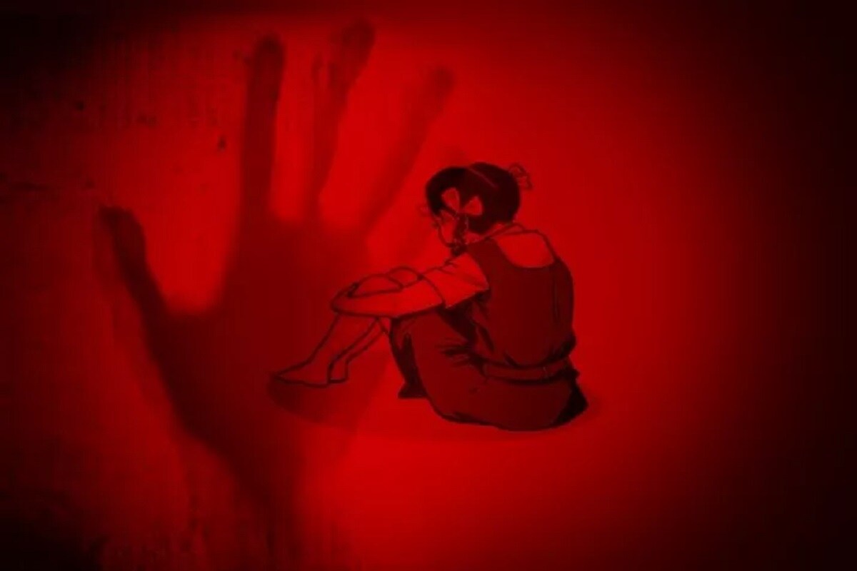 • এই সময় মেয়েটিকে ফাঁকা ঘরে নিয়ে আসে সে । যৌন সম্পর্ক স্থাপন করার চেষ্টা করে । কিন্তু এতেই বাধা দেয় শিশুটি । যুবককে আঁচড়ে, কামড়ে দেয় । প্রতীকী চিত্র । • এই সময় মেয়েটিকে ফাঁকা ঘরে নিয়ে আসে সে । যৌন সম্পর্ক স্থাপন করার চেষ্টা করে । কিন্তু এতেই বাধা দেয় শিশুটি । যুবককে আঁচড়ে, কামড়ে দেয় । প্রতীকী চিত্র ।