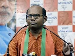 এই অভিযোগ উড়িয়ে বিজেপি নেতা সায়ন্তন বসুর দাবি,পুলিশই গুলি চালিয়েছে। সত্যিটা ধামাচাপা দিতে এখন সিআইডি তদন্ত করাবে বলছে। আমরা আদালতে যাব। বিজেপি নেতার বক্তব্য, তর্কের খাতিরে যদি মেনেও নেওয়া যায় মিছিলের মধ্যে থেকেই কেউ ছররা গুলি চালিয়েছে । তাহলে কেউ না কেউ তাকে দেখতে পেত এবং তখনই গণপিটুনি শুরু হয়ে যেত । ফলে এটা কোনওভাবেই বিশ্বাসযোগ্য হতে পারে না । গতকাল বিস্ফোরক অভিযোগ করেছিলেন রাজ্য সভাপতি দিলীপ ঘোষ, নন্দীগ্রামের কায়দায় হামলা চালিয়েছে পুলিশ ৷ এই অভিযোগ উড়িয়ে বিজেপি নেতা সায়ন্তন বসুর দাবি,পুলিশই গুলি চালিয়েছে। সত্যিটা ধামাচাপা দিতে এখন সিআইডি তদন্ত করাবে বলছে। আমরা আদালতে যাব। বিজেপি নেতার বক্তব্য, তর্কের খাতিরে যদি মেনেও নেওয়া যায় মিছিলের মধ্যে থেকেই কেউ ছররা গুলি চালিয়েছে । তাহলে কেউ না কেউ তাকে দেখতে পেত এবং তখনই গণপিটুনি শুরু হয়ে যেত । ফলে এটা কোনওভাবেই বিশ্বাসযোগ্য হতে পারে না । গতকাল বিস্ফোরক অভিযোগ করেছিলেন রাজ্য সভাপতি দিলীপ ঘোষ, নন্দীগ্রামের কায়দায় হামলা চালিয়েছে পুলিশ ৷