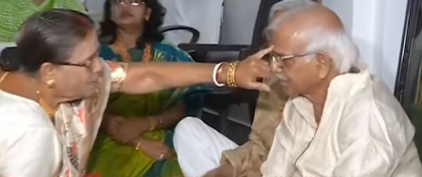 দলের প্রতি তিনি যেমন দায়িত্বশীল, তেমনই পরিবারের প্রতিও শোভনদেববাবু কর্তব্য়জ্ঞান অসীম৷ তাই তো পারিবারিক কোনও অনুষ্ঠানে তিনি থাকেন ঘর আলো করে৷ 