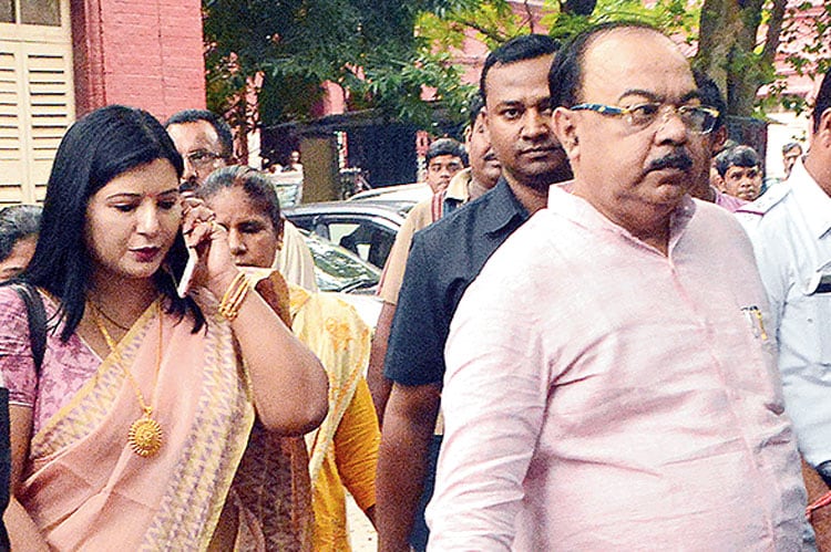 সোমবার দক্ষিণ কলকাতার গোলপার্ক থেকে সেলিমপুর পর্যন্ত র্যালি। গত মিছিলের মতো এবার আর জল ঘোলা হয়নি পুলিসি অনুমতি নিয়েও। বিকেল চারটের র্যালিতে ইতিমধ্যে অনুমতি মিলেছে। বিজেপি সূত্রে খবর, শোভন-বৈশাখী ছাড়াও মিছিলে থাকতে পারেন দলের আরও কয়েকজন প্রথমসারির নেতা। তথ্য- সোমরাজ বন্দ্যোপাধ্যায় সোমবার দক্ষিণ কলকাতার গোলপার্ক থেকে সেলিমপুর পর্যন্ত র্যালি। গত মিছিলের মতো এবার আর জল ঘোলা হয়নি পুলিসি অনুমতি নিয়েও। বিকেল চারটের র্যালিতে ইতিমধ্যে অনুমতি মিলেছে। বিজেপি সূত্রে খবর, শোভন-বৈশাখী ছাড়াও মিছিলে থাকতে পারেন দলের আরও কয়েকজন প্রথমসারির নেতা। তথ্য- সোমরাজ বন্দ্যোপাধ্যায়