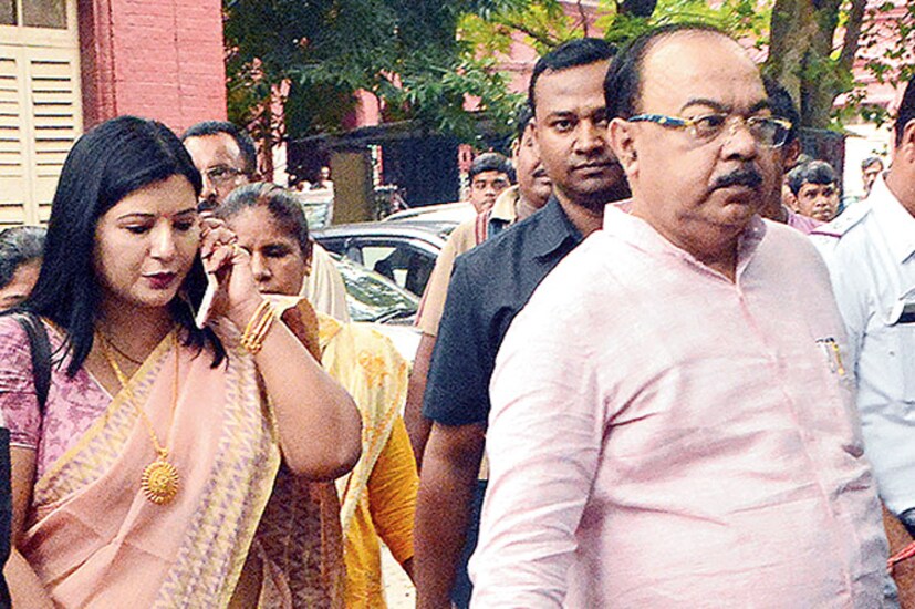 সোমবার দক্ষিণ কলকাতার গোলপার্ক থেকে সেলিমপুর পর্যন্ত র‍্যালি। গত মিছিলের মতো এবার আর জল ঘোলা হয়নি পুলিসি অনুমতি নিয়েও। বিকেল চারটের র‍্যালিতে ইতিমধ্যে অনুমতি মিলেছে। বিজেপি সূত্রে খবর, শোভন-বৈশাখী ছাড়াও মিছিলে থাকতে পারেন দলের আরও কয়েকজন প্রথমসারির নেতা। তথ্য- সোমরাজ বন্দ্যোপাধ্যায়