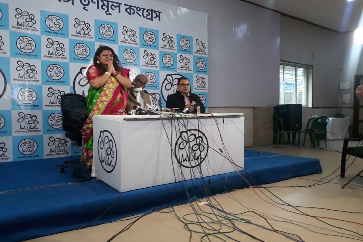 শুভেন্দু অধিকারীর পদ্মে যোগ দেওয়ার দু’দিনের মধ্যেই ফের তৃণমূলে বিজেপি সাংসদের স্ত্রী সুজাতা মন্ডল খাঁ ৷ নন্দীগ্রামের জননেতার বিরুদ্ধে ক্ষোভ উগরে তিনি বসেন, ‘শুভেন্দু অধিকারী সুযোগ-সন্ধানী ৷শুভেন্দু অধিকারীকে নেতা বলে মনে করি না ৷ ১০ বছর ধরে একটা দলকে নিংরে সমস্ত সু়যোগ সুবিধা ভোগ করে এখন ফের পদের লোভে অন্যদলে ৷’ শুভেন্দু অধিকারীর পদ্মে যোগ দেওয়ার দু’দিনের মধ্যেই ফের তৃণমূলে বিজেপি সাংসদের স্ত্রী সুজাতা মন্ডল খাঁ ৷ নন্দীগ্রামের জননেতার বিরুদ্ধে ক্ষোভ উগরে তিনি বসেন, ‘শুভেন্দু অধিকারী সুযোগ-সন্ধানী ৷শুভেন্দু অধিকারীকে নেতা বলে মনে করি না ৷ ১০ বছর ধরে একটা দলকে নিংরে সমস্ত সু়যোগ সুবিধা ভোগ করে এখন ফের পদের লোভে অন্যদলে ৷’
