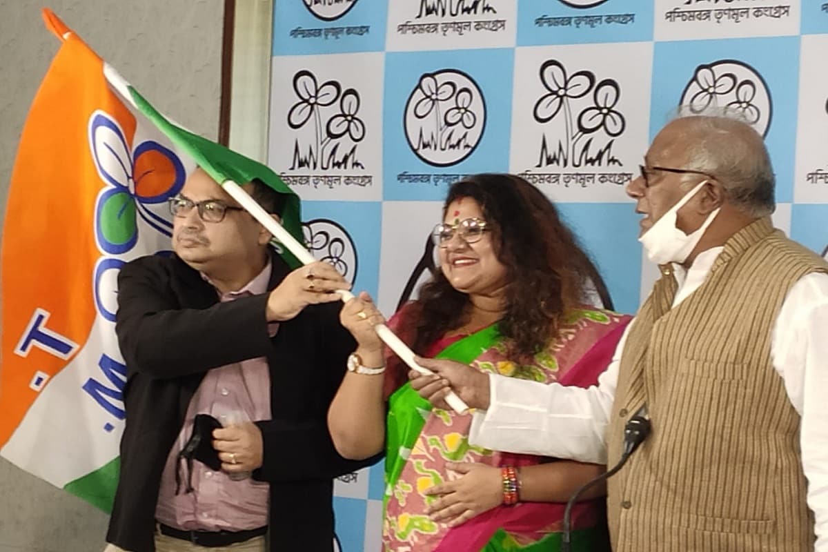 দলে বদলে তৃণমূলে যোগ দিয়েছেন ২৪ ঘণ্টাও হয়নি, রাজ্য সরকারের তরফে বিজেপি সাংসদ সৌমিত্র খাঁয়ের স্ত্রী সুজাতা মন্ডল খাঁয়ের জন্য মোতায়েন করা হল সশস্ত্র নিরাপত্তা রক্ষী ৷জেলা পুলিশ তৃণমূলের নব্য সদস্য সুজাতার নিরাপত্তায় তিন নিরাপত্তারক্ষী মোতায়েন করেছে ৷ দলে বদলে তৃণমূলে যোগ দিয়েছেন ২৪ ঘণ্টাও হয়নি, রাজ্য সরকারের তরফে বিজেপি সাংসদ সৌমিত্র খাঁয়ের স্ত্রী সুজাতা মন্ডল খাঁয়ের জন্য মোতায়েন করা হল সশস্ত্র নিরাপত্তা রক্ষী ৷জেলা পুলিশ তৃণমূলের নব্য সদস্য সুজাতার নিরাপত্তায় তিন নিরাপত্তারক্ষী মোতায়েন করেছে ৷