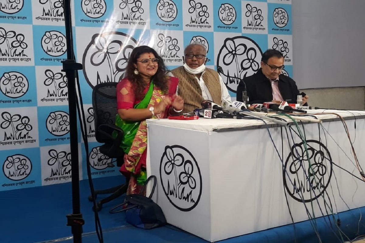 হঠাৎ কেন এই দলবদল? সুজাতা জবাবে বলেন, 'নিঃশ্বাস নিতে চাই, সম্মান পেতে চাই৷ যোগ্য দলে যোগ্য নেত্রী হয়ে কাজ করতে চাই আমার প্রিয় দিদির সঙ্গে এবং প্রিয় দাদার সঙ্গে৷' কিন্তু হঠাৎ কেন এই দলবদল? সুজাতা জবাবে বলেন, 'নিঃশ্বাস নিতে চাই, সম্মান পেতে চাই৷ যোগ্য দলে যোগ্য নেত্রী হয়ে কাজ করতে চাই আমার প্রিয় দিদির সঙ্গে এবং প্রিয় দাদার সঙ্গে৷' একইসঙ্গে সুজাতার দাবি, ‘সৌমিত্রর শুভবুদ্ধি হলে তিনিও ফিরবেন তৃণমূলে ৷ কে বলতে পারে আমার সিদ্ধান্তে অদূর ভবিষ্যতে তিনি সামিল হবেন না ৷’ হঠাৎ কেন এই দলবদল? সুজাতা জবাবে বলেন, 'নিঃশ্বাস নিতে চাই, সম্মান পেতে চাই৷ যোগ্য দলে যোগ্য নেত্রী হয়ে কাজ করতে চাই আমার প্রিয় দিদির সঙ্গে এবং প্রিয় দাদার সঙ্গে৷' কিন্তু হঠাৎ কেন এই দলবদল? সুজাতা জবাবে বলেন, 'নিঃশ্বাস নিতে চাই, সম্মান পেতে চাই৷ যোগ্য দলে যোগ্য নেত্রী হয়ে কাজ করতে চাই আমার প্রিয় দিদির সঙ্গে এবং প্রিয় দাদার সঙ্গে৷' একইসঙ্গে সুজাতার দাবি, ‘সৌমিত্রর শুভবুদ্ধি হলে তিনিও ফিরবেন তৃণমূলে ৷ কে বলতে পারে আমার সিদ্ধান্তে অদূর ভবিষ্যতে তিনি সামিল হবেন না ৷’