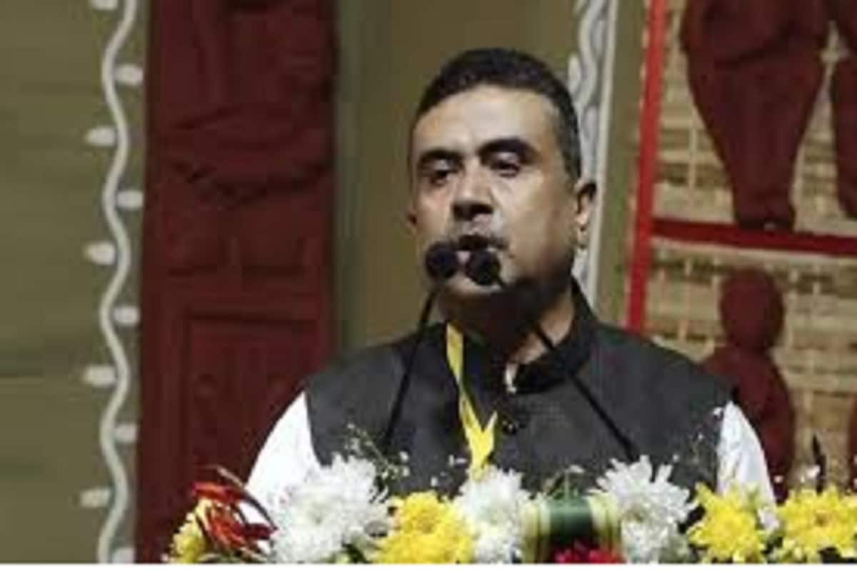 অধ্যাপক সম্বিত পাল আরও একটি বিষয় তুলে ধরেছেন৷ তিনি বলেন, 'বিজেপি-র মূল লক্ষ্য তৃণমূলকে দুর্বল করা৷ শুভেন্দু অধিকারী কী শর্তে বিজেপি-তে যাচ্ছেন তা আমি জানি না৷ কিন্তু শুভেন্দু অধিকারী যে জীবন ধারা, তিনি যে আদর্শের কথা বলেন, তাতে বিজেপি- আরএসএস- এর ভিতরে খাপ খাইয়ে নেওয়া তাঁর পক্ষে তুলনামূলক সহজ হবে বলেই মনে হয়৷' অধ্যাপক সম্বিত পাল আরও একটি বিষয় তুলে ধরেছেন৷ তিনি বলেন, 'বিজেপি-র মূল লক্ষ্য তৃণমূলকে দুর্বল করা৷ শুভেন্দু অধিকারী কী শর্তে বিজেপি-তে যাচ্ছেন তা আমি জানি না৷ কিন্তু শুভেন্দু অধিকারী যে জীবন ধারা, তিনি যে আদর্শের কথা বলেন, তাতে বিজেপি- আরএসএস- এর ভিতরে খাপ খাইয়ে নেওয়া তাঁর পক্ষে তুলনামূলক সহজ হবে বলেই মনে হয়৷'