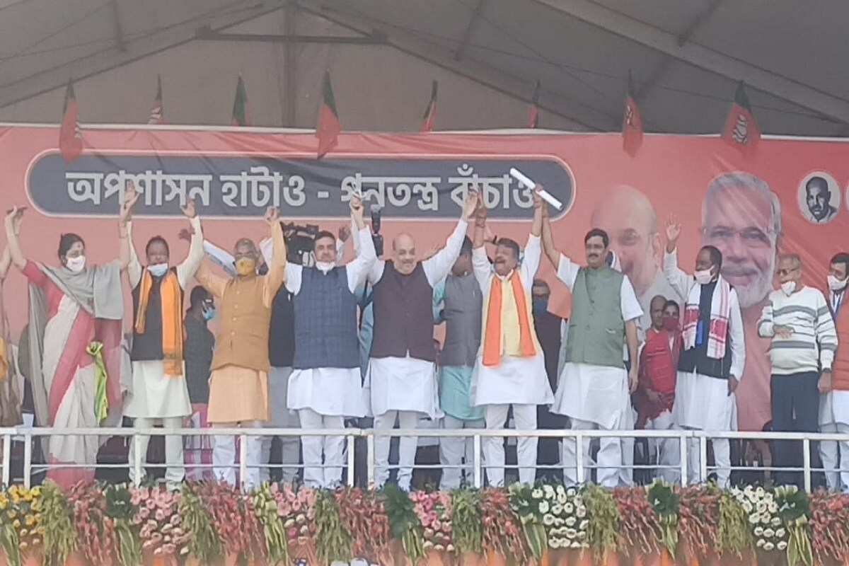 অপেক্ষার অবসান ৷ নন্দীগ্রাম আন্দোলনের কাণ্ডারী জার্সি বদলে এখন বিজেপিতে ৷ ভোট ময়দানে বড়সড় পালাবদল ৷ তৃণমূলের সঙ্গে ২১ বছরের পুরনো সম্পর্ক ছেদ করে ভোট ময়দানে দলবদল শুভেন্দু অধিকারীর ৷ দিলীপ ঘোষের হাত ধরে মঞ্চে ওঠার পর শুভেন্দুর হাতে পতাকা তুলে দেন খোদ বিজেপি সেনাপতি অমিত শাহ ৷ তথ্য- সুজিত ভৌমিক অপেক্ষার অবসান ৷ নন্দীগ্রাম আন্দোলনের কাণ্ডারী জার্সি বদলে এখন বিজেপিতে ৷ ভোট ময়দানে বড়সড় পালাবদল ৷ তৃণমূলের সঙ্গে ২১ বছরের পুরনো সম্পর্ক ছেদ করে ভোট ময়দানে দলবদল শুভেন্দু অধিকারীর ৷ দিলীপ ঘোষের হাত ধরে মঞ্চে ওঠার পর শুভেন্দুর হাতে পতাকা তুলে দেন খোদ বিজেপি সেনাপতি অমিত শাহ ৷ তথ্য- সুজিত ভৌমিক