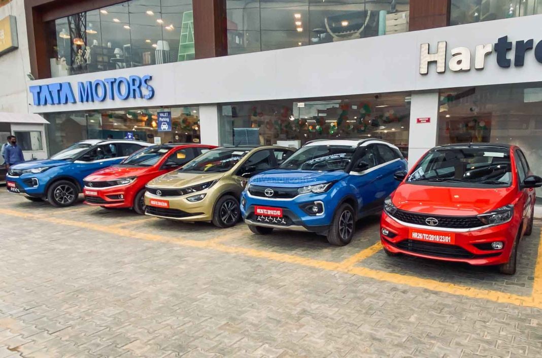 তবে, Tata Motors-এর ক্ষেত্রে বিষয়টা একটু আলাদা। অন্যান্য সব সংস্থার মতোই তারাও গত কয়েক মাসে একাধিক গাড়ির মডেলে অফার দিয়েছে এবং তাতেই তাদের বিক্রি বেড়েছে অনেকটা। গত বছরের নভেম্বর মাসের থেকে এ'বছর নভেম্বর মাসে ১০৮ শতাংশ বেশি গাড়ি বিক্রি হয়েছে এই সংস্থার। তবুও ইয়ার এন্ড সেল থেকে পিছ-পা হয়নি তারা। এ বছরের স্টক শেষ করতে প্রতি বছরের মতোই সংস্থা দিচ্ছে ইয়ার এন্ড সেল। বেশ কিছু মডেলে পাওয়া যাচ্ছে আকর্ষণীয় ছাড়। ডিসেম্বরের ৩১ তারিখ পর্যন্ত অফারগুলি পাওয়া যাবে। দেখে নিন কোন কোন গাড়িতে কী কী অফার রয়েছে-- তবে, Tata Motors-এর ক্ষেত্রে বিষয়টা একটু আলাদা। অন্যান্য সব সংস্থার মতোই তারাও গত কয়েক মাসে একাধিক গাড়ির মডেলে অফার দিয়েছে এবং তাতেই তাদের বিক্রি বেড়েছে অনেকটা। গত বছরের নভেম্বর মাসের থেকে এ'বছর নভেম্বর মাসে ১০৮ শতাংশ বেশি গাড়ি বিক্রি হয়েছে এই সংস্থার। তবুও ইয়ার এন্ড সেল থেকে পিছ-পা হয়নি তারা। এ বছরের স্টক শেষ করতে প্রতি বছরের মতোই সংস্থা দিচ্ছে ইয়ার এন্ড সেল। বেশ কিছু মডেলে পাওয়া যাচ্ছে আকর্ষণীয় ছাড়। ডিসেম্বরের ৩১ তারিখ পর্যন্ত অফারগুলি পাওয়া যাবে। দেখে নিন কোন কোন গাড়িতে কী কী অফার রয়েছে--