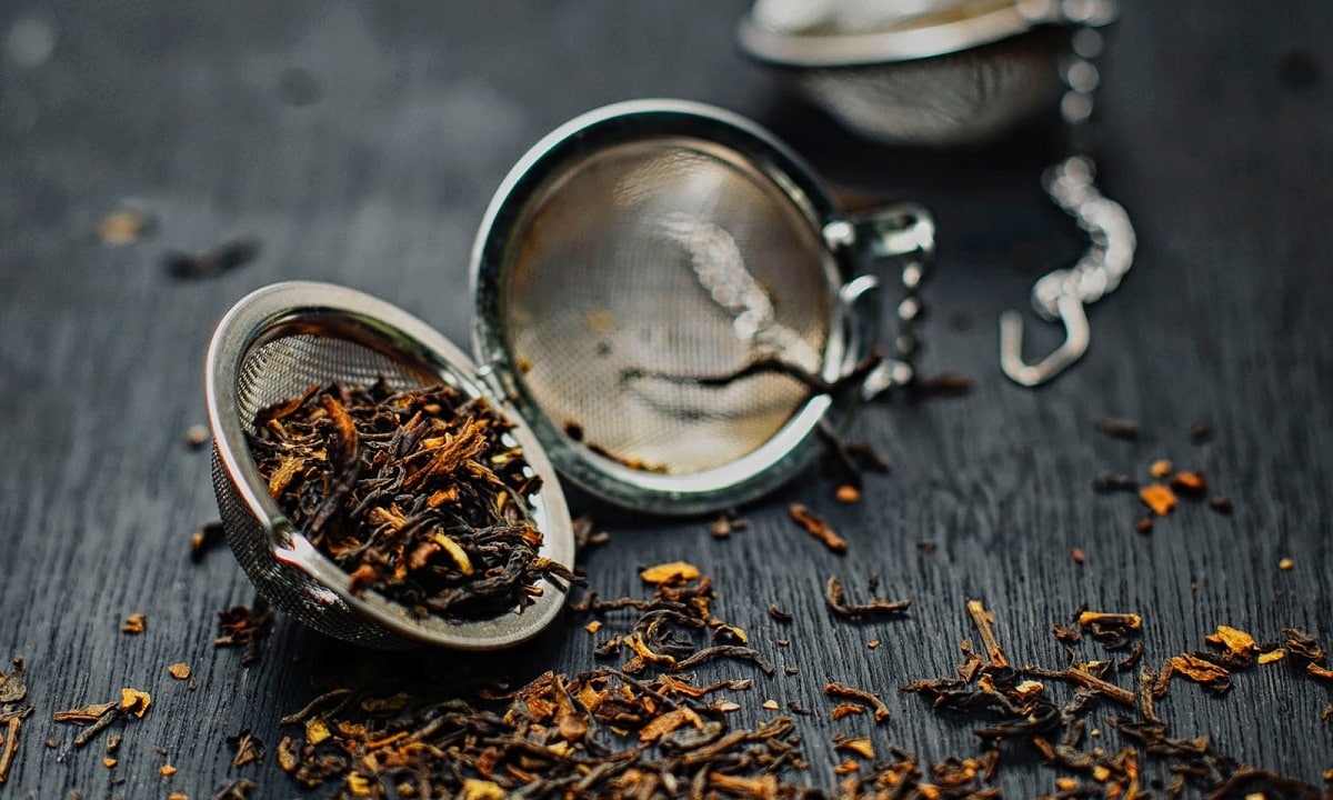 চায়ের পাত - শুকনো চা পাতার গুণমান বুঝতে একটু অসুবিধা হয়, কারণ পাতা শুকিয়ে গেলে তার রং ও তা হাতে নিয়ে সহজে ধরা যায় না সেটি আসল না নকল। সে ক্ষেত্রে ওই শুকনো পাতার আকার ও রং দেখে বুঝতে হবে। নিম্নমানের চা পাতায় পাতাগুলি ভাঙা ও গুঁড়ো গুঁড়ো থাকবে। চা পাতায় ধুলোর মতো কালো কালো গুঁড়ো থাকবে। Tea bag-এ বেশিরভাগ ক্ষেত্রে এই ধরনের চা দেওয়া হয়, যাতে উপর থেকে বোঝা না যায়। চায়ের পাত - শুকনো চা পাতার গুণমান বুঝতে একটু অসুবিধা হয়, কারণ পাতা শুকিয়ে গেলে তার রং ও তা হাতে নিয়ে সহজে ধরা যায় না সেটি আসল না নকল। সে ক্ষেত্রে ওই শুকনো পাতার আকার ও রং দেখে বুঝতে হবে। নিম্নমানের চা পাতায় পাতাগুলি ভাঙা ও গুঁড়ো গুঁড়ো থাকবে। চা পাতায় ধুলোর মতো কালো কালো গুঁড়ো থাকবে। Tea bag-এ বেশিরভাগ ক্ষেত্রে এই ধরনের চা দেওয়া হয়, যাতে উপর থেকে বোঝা না যায়।