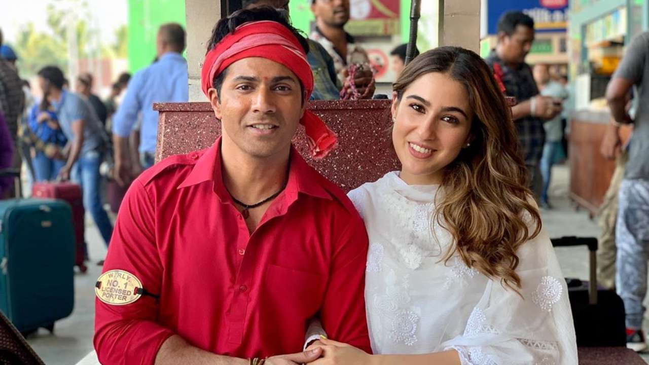 কিন্তু কী এমন হল যে সারার উপর চটে গেলেন পরিচালক? তবে খোলসা করেই বলা যাক! 'ম্যয় তো রস্তে সে জা রহা থা' গানের শুটিং হবে। সারা শটের জন্য রেডি, কিন্তু কস্টিউম ঠিক কেই! আর তাতেই বেজায় চটে যান পরিচালক মশাই, সবার সামনেই সারার উপর চেঁচিয়ে ওঠেন। কিন্তু কী এমন হল যে সারার উপর চটে গেলেন পরিচালক? তবে খোলসা করেই বলা যাক! 'ম্যয় তো রস্তে সে জা রহা থা' গানের শুটিং হবে। সারা শটের জন্য রেডি, কিন্তু কস্টিউম ঠিক কেই! আর তাতেই বেজায় চটে যান পরিচালক মশাই, সবার সামনেই সারার উপর চেঁচিয়ে ওঠেন।