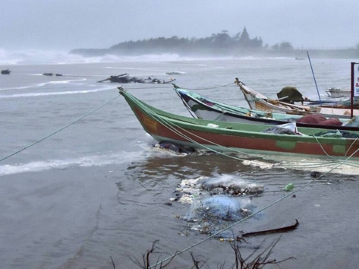 • উত্তরবঙ্গের দার্জিলিং কালিম্পং সহ উপরের দিকের জেলাগুলিতে সপ্তাহান্তে বৃষ্টির সম্ভাবনা।আগামী দুদিন ওড়িশায় কুয়াশা থাকবে। আসাম মেঘালয় নাগাল্যান্ড মিজোরাম মনিপুর ত্রিপুরাতে কুয়াশার সম্ভাবনা।ঘূর্ণিঝড় বুরেভি দক্ষিণ-পশ্চিম বঙ্গোপসাগরে অবস্থান করছে । এটি ক্রমশ পশ্চিম ও উত্তর-পশ্চিম দিকে অগ্রসর হবে। বুধবার রাতে শ্রীলংকার উপকূলে আছড়ে পড়ার সম্ভাবনা। স্থলভাগে আছড়ে পড়ার সময় এর গতিবেগ থাকবে ঘন্টায় 95 থেকে 100 কিলোমিটার। • উত্তরবঙ্গের দার্জিলিং কালিম্পং সহ উপরের দিকের জেলাগুলিতে সপ্তাহান্তে বৃষ্টির সম্ভাবনা।আগামী দুদিন ওড়িশায় কুয়াশা থাকবে। আসাম মেঘালয় নাগাল্যান্ড মিজোরাম মনিপুর ত্রিপুরাতে কুয়াশার সম্ভাবনা।ঘূর্ণিঝড় বুরেভি দক্ষিণ-পশ্চিম বঙ্গোপসাগরে অবস্থান করছে । এটি ক্রমশ পশ্চিম ও উত্তর-পশ্চিম দিকে অগ্রসর হবে। বুধবার রাতে শ্রীলংকার উপকূলে আছড়ে পড়ার সম্ভাবনা। স্থলভাগে আছড়ে পড়ার সময় এর গতিবেগ থাকবে ঘন্টায় 95 থেকে 100 কিলোমিটার।