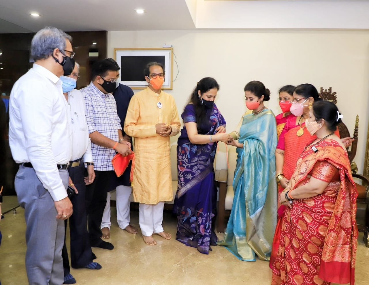 শিবসেনা সভাপতি উদ্ধব ঠাকরের উপস্থিতিতেই উত্তরীয় পরিয়ে তার হাতে দলের পতাকা তুলে দেওয়া হয় ৷ তাঁকে শিব বন্ধন বেঁধে দলে আহবান জানান রশ্মি ঠাকরে ৷ শিবসেনা সভাপতি উদ্ধব ঠাকরের উপস্থিতিতেই উত্তরীয় পরিয়ে তার হাতে দলের পতাকা তুলে দেওয়া হয় ৷ তাঁকে শিব বন্ধন বেঁধে দলে আহবান জানান রশ্মি ঠাকরে ৷
