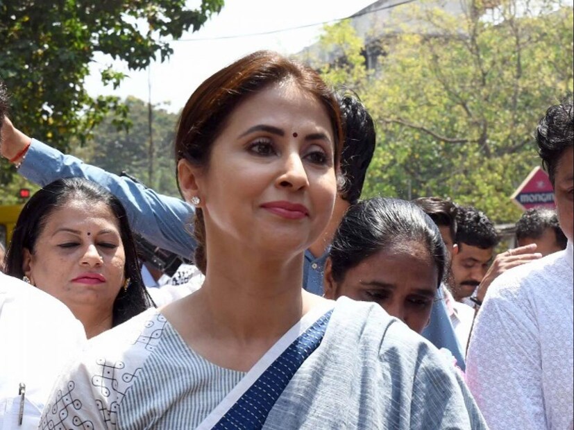  শিবসেনার হাত ধরে ফের রাজনৈতিক ময়দানে প্রত্যাবর্তন উর্মিলার ৷ দলের মুখপাত্র সঞ্জয় রাউত বলেন, ‘উর্মিলার যোগদানে দলের মহিলা ব্রিগেড আরও শক্তিশালী হবে ৷’ সূত্রের খবর, অদূর ভবিষ্যতে শিবসেনার মুখপাত্রের দায়িত্ব পেতে পারেন উর্মিলা মাতন্ডকর ৷