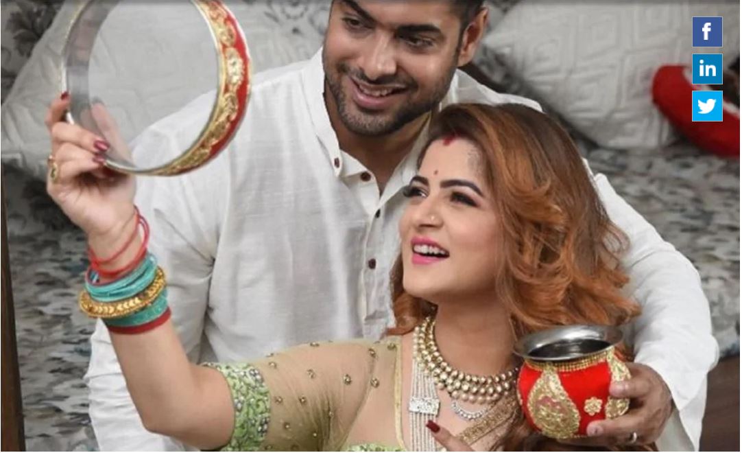 দুর্গাপুজোর কিছুদিন আগে থেকেই নাকি শ্রাবন্তী এবং রোশন আর এক বাড়িতে থাকছেন না। ইনস্টাগ্রামে শ্রাবন্তী রোশনকে আনফলো করে দন। এরপর রোশনও আনফলো করেন শ্রাবন্তীকে। আপাতত শ্রাবন্তী বা রোশনের সোশ্যাল মিডিয়া অ্যাকাউন্টে মিঞা-বিবির আর একটা ছবিও নেই। এখানেই শেষ নয়। রোশনের নতুন জিমের উদ্বোধনে দু’জনকে দেখা গেলেও, শ্রাবন্তী দ্বিতীয় সন্তান হিসেবে যে ফিটনেস ব্যবসার কথা বলেছেন, তাতে রোশনের নাম নেই ! দুর্গাপুজোর কিছুদিন আগে থেকেই নাকি শ্রাবন্তী এবং রোশন আর এক বাড়িতে থাকছেন না। ইনস্টাগ্রামে শ্রাবন্তী রোশনকে আনফলো করে দন। এরপর রোশনও আনফলো করেন শ্রাবন্তীকে। আপাতত শ্রাবন্তী বা রোশনের সোশ্যাল মিডিয়া অ্যাকাউন্টে মিঞা-বিবির আর একটা ছবিও নেই। এখানেই শেষ নয়। রোশনের নতুন জিমের উদ্বোধনে দু’জনকে দেখা গেলেও, শ্রাবন্তী দ্বিতীয় সন্তান হিসেবে যে ফিটনেস ব্যবসার কথা বলেছেন, তাতে রোশনের নাম নেই !