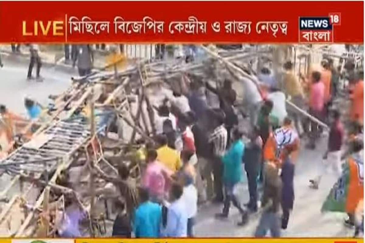 এখানেই শেষ নয়, আরও মারাত্মক অভিযোগ করেছেন রাজ্য বিজেপি সভাপতি ৷ বলেন, ‘নন্দীগ্রামের কায়দায় পুলিশের সঙ্গে মিশে দুষ্কৃতিদের হামলা ৷ পুলিশের দিক থেকে গুলি এসেছে ৷ হতে পারে পুলিশ গুলি চালিয়েছে ৷ না হলে পুলিশের পোশাকে দুষ্কৃতীরা ছিল ৷ ঠিক যা নন্দীগ্রাম আন্দোলনের সময় হয়েছিল ৷ পাখি মারার বন্দুক দিয়ে গুলি চালানো হয়েছে ৷ দেখে বোঝা যাচ্ছে, ছোট ছোট গুলি ৷’ এখানেই শেষ নয়, আরও মারাত্মক অভিযোগ করেছেন রাজ্য বিজেপি সভাপতি ৷ বলেন, ‘নন্দীগ্রামের কায়দায় পুলিশের সঙ্গে মিশে দুষ্কৃতিদের হামলা ৷ পুলিশের দিক থেকে গুলি এসেছে ৷ হতে পারে পুলিশ গুলি চালিয়েছে ৷ না হলে পুলিশের পোশাকে দুষ্কৃতীরা ছিল ৷ ঠিক যা নন্দীগ্রাম আন্দোলনের সময় হয়েছিল ৷ পাখি মারার বন্দুক দিয়ে গুলি চালানো হয়েছে ৷ দেখে বোঝা যাচ্ছে, ছোট ছোট গুলি ৷’
