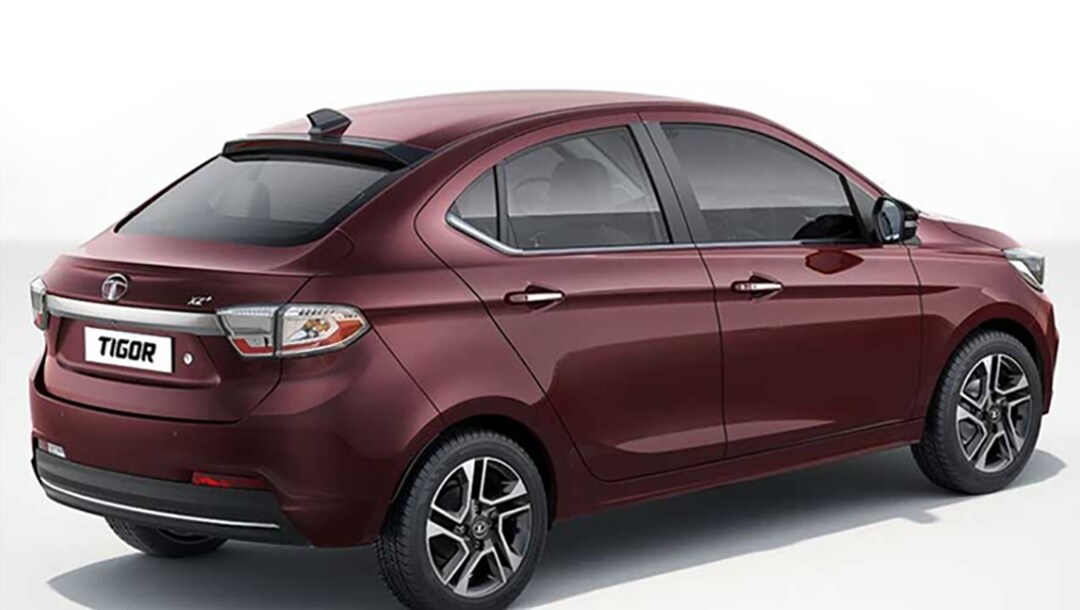 টাটা টিগর (Tata Tigor)--শুধুমাত্র পেট্রোল ইঞ্জিনে উপলব্ধ টাটার এই সেডান গাড়িটি। টিয়াগোর মতোই এতেও ম্যানুয়াল এবং AMT গিয়ার বক্স (AMT Gearbox) ইঞ্জিন থাকছে। এই গাড়িটিতেও ১৫ হাজার টাকা কনজিউমার ডিসকাউন্ট দেওয়া থাকছে, থাকছে ১৫ হাজার টাকা পর্যন্ত এক্সচেঞ্জ অফারও। টাটা টিগর (Tata Tigor)--শুধুমাত্র পেট্রোল ইঞ্জিনে উপলব্ধ টাটার এই সেডান গাড়িটি। টিয়াগোর মতোই এতেও ম্যানুয়াল এবং AMT গিয়ার বক্স (AMT Gearbox) ইঞ্জিন থাকছে। এই গাড়িটিতেও ১৫ হাজার টাকা কনজিউমার ডিসকাউন্ট দেওয়া থাকছে, থাকছে ১৫ হাজার টাকা পর্যন্ত এক্সচেঞ্জ অফারও।