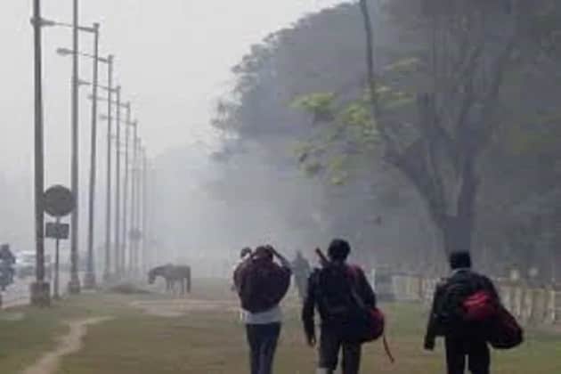 আগামীকাল থেকে কলকাতাসহ রাজ্যে সর্বনিম্ন তাপমাত্রা সামান্য বাড়বে। কলকাতায় সর্বনিম্ন তাপমাত্রা ১০ থেকে ১৩ ডিগ্রির পাশে পাশে থাকবে। জেলায় জেলায় তাপমাত্রা ১০ ডিগ্রির কাছাকাছি থাকবে। কলকাতায় আজ সকালে সামান্য কুয়াশা ও পরে পরিষ্কার আকাশ। উত্তর ও দক্ষিণ বঙ্গের বেশ কয়েকটি জেলাতে সকালে কুয়াশা পরিষ্কার আকাশ থাকবে। দক্ষিণবঙ্গের আট জেলায় আজ শৈত্যপ্রবাহের পরিস্থিতি।পুরুলিয়া বীরভূম পূর্ব ও পশ্চিম বর্ধমান নদিয়া মুর্শিদাবাদ পশ্চিম মেদিনীপুর ঝাড়গ্রামে শৈত্যপ্রবাহের পরিস্থিতি। দক্ষিণবঙ্গের বাকি সাত জেলায় সর্বনিম্ন তাপমাত্রা ২ থেকে ৪ ডিগ্রি নীচে থাকবে। জেলাগুলি হল কলকাতা উত্তর ও দক্ষিণ ২৪ পরগনা হাওড়া হুগলি ও বাঁকুড়া। উত্তরবঙ্গের জেলাগুলিতেও সর্বনিম্ন তাপমাত্রা স্বাভাবিকের ২ থেকে ৪ ডিগ্রি নিচে থাকবে ।ঝাড়খন্ডেও একই পরিস্থিতি। আগামীকাল থেকে কলকাতাসহ রাজ্যে সর্বনিম্ন তাপমাত্রা সামান্য বাড়বে। কলকাতায় সর্বনিম্ন তাপমাত্রা ১০ থেকে ১৩ ডিগ্রির পাশে পাশে থাকবে। জেলায় জেলায় তাপমাত্রা ১০ ডিগ্রির কাছাকাছি থাকবে। কলকাতায় আজ সকালে সামান্য কুয়াশা ও পরে পরিষ্কার আকাশ। উত্তর ও দক্ষিণ বঙ্গের বেশ কয়েকটি জেলাতে সকালে কুয়াশা পরিষ্কার আকাশ থাকবে। দক্ষিণবঙ্গের আট জেলায় আজ শৈত্যপ্রবাহের পরিস্থিতি।পুরুলিয়া বীরভূম পূর্ব ও পশ্চিম বর্ধমান নদিয়া মুর্শিদাবাদ পশ্চিম মেদিনীপুর ঝাড়গ্রামে শৈত্যপ্রবাহের পরিস্থিতি। দক্ষিণবঙ্গের বাকি সাত জেলায় সর্বনিম্ন তাপমাত্রা ২ থেকে ৪ ডিগ্রি নীচে থাকবে। জেলাগুলি হল কলকাতা উত্তর ও দক্ষিণ ২৪ পরগনা হাওড়া হুগলি ও বাঁকুড়া। উত্তরবঙ্গের জেলাগুলিতেও সর্বনিম্ন তাপমাত্রা স্বাভাবিকের ২ থেকে ৪ ডিগ্রি নিচে থাকবে ।ঝাড়খন্ডেও একই পরিস্থিতি।