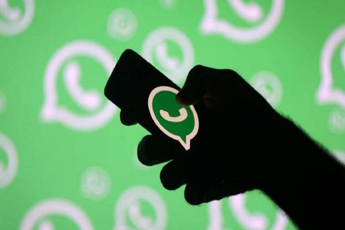 ২০২০-র শুরুতে বা তার কিছুটা আগে থেকে WhatsApp ব্যবহারকারীর সংখ্যা বেড়েছে অনেকটাই। প্যানডেমিকে যা বেড়েছে আরও অনেকটা বেশি। তথ্য বলছে, বহু মানুষ ঘরবন্দী হয়ে যাওয়ার পরে WhatsApp-কেই মেসেজের প্রাথমিক মাধ্যম হিসেবে ব্যবহার করেছে। আবার অনেকেই নিজের পরিবারের সঙ্গে যোগাযোগের জন্য WhatsApp ভিডিও কলের সাহায্য নিয়েছে। এই মেসেজিং অ্যাপ ওয়ার্ক ফ্রম হোমের ক্ষেত্রেও অনেকটা সুবিধে করে দিয়েছে। মোটামুটি ব্যবহারকারীরা গড়ে ১৫ বিলিয়ন মিনিট কাটিয়েছে এই অ্যাপে। ২০২০-র শুরুতে বা তার কিছুটা আগে থেকে WhatsApp ব্যবহারকারীর সংখ্যা বেড়েছে অনেকটাই। প্যানডেমিকে যা বেড়েছে আরও অনেকটা বেশি। তথ্য বলছে, বহু মানুষ ঘরবন্দী হয়ে যাওয়ার পরে WhatsApp-কেই মেসেজের প্রাথমিক মাধ্যম হিসেবে ব্যবহার করেছে। আবার অনেকেই নিজের পরিবারের সঙ্গে যোগাযোগের জন্য WhatsApp ভিডিও কলের সাহায্য নিয়েছে। এই মেসেজিং অ্যাপ ওয়ার্ক ফ্রম হোমের ক্ষেত্রেও অনেকটা সুবিধে করে দিয়েছে। মোটামুটি ব্যবহারকারীরা গড়ে ১৫ বিলিয়ন মিনিট কাটিয়েছে এই অ্যাপে।